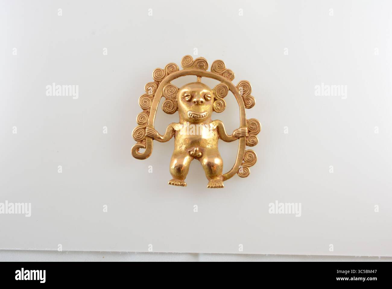 Antike präkolumbische Kunst: Goldskuptur eines Affen aus Panama Stockfoto