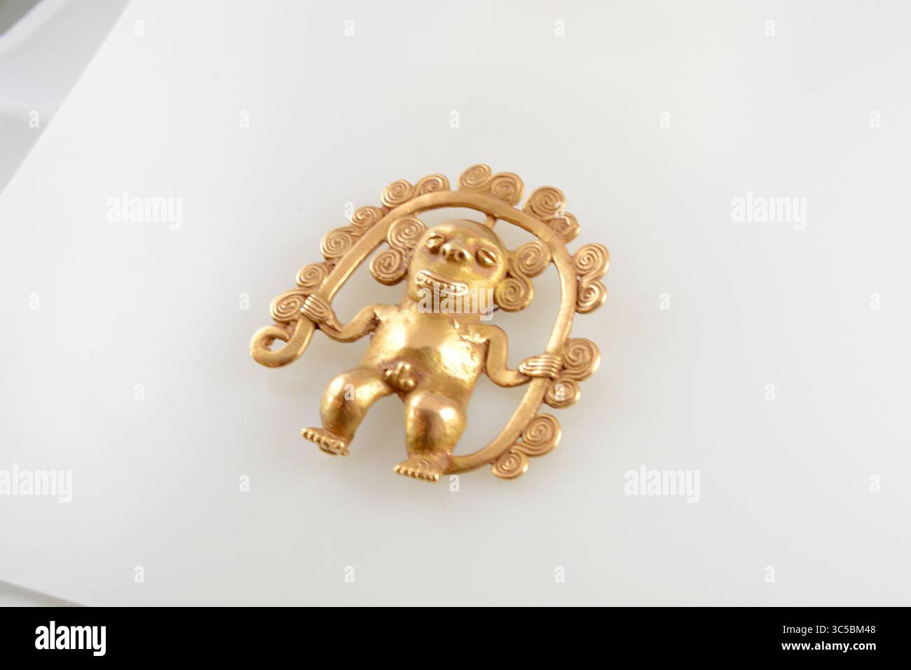 Antike präkolumbische Kunst: Goldskuptur eines Affen aus Panama Stockfoto