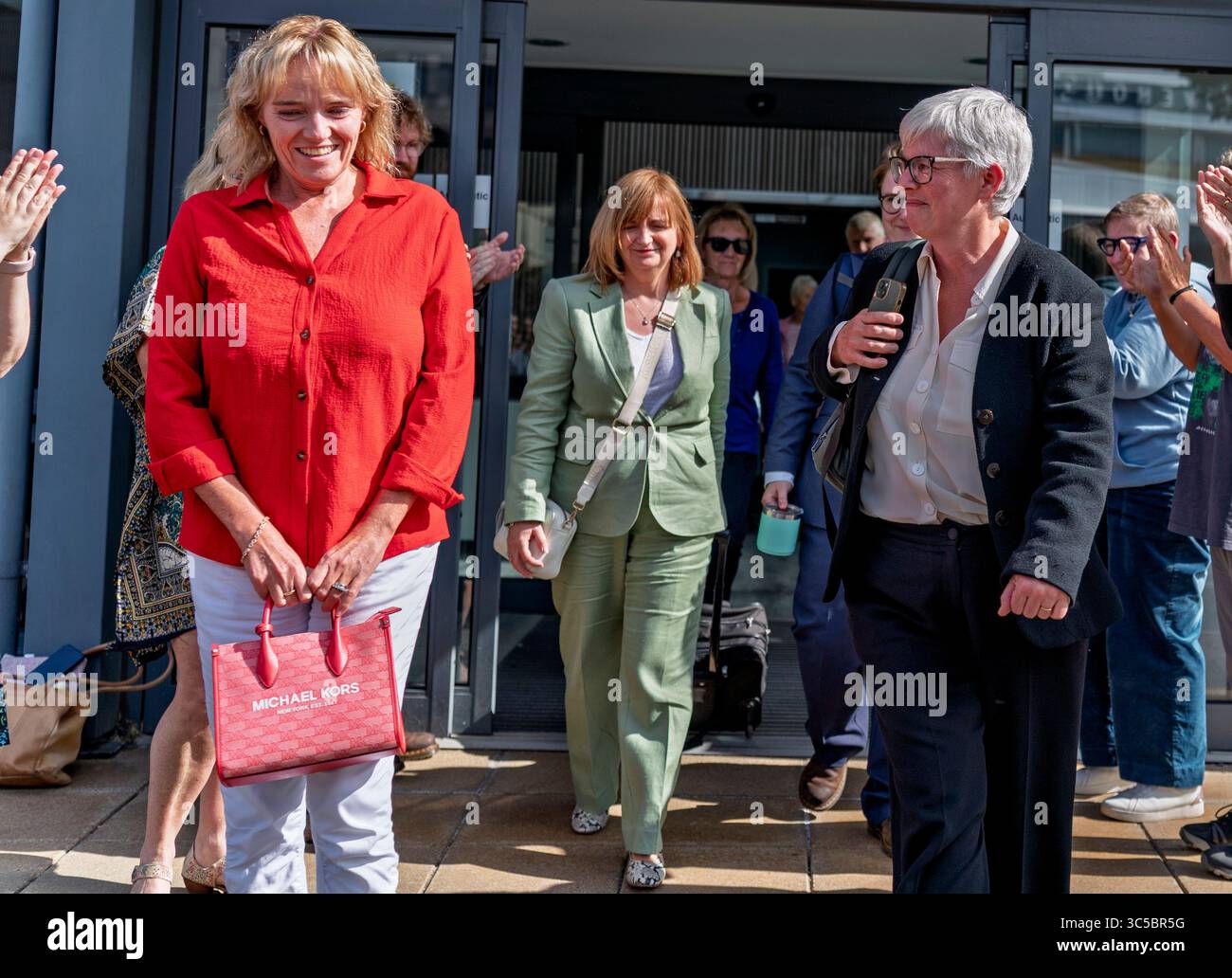 Dundee, Schottland, Großbritannien. Juli 2025. Sandie Peggie und ihr Team verlassen das Tribunal am Dienstag. Sie wurde von Unterstützern nach ihr begrüßt Stockfoto