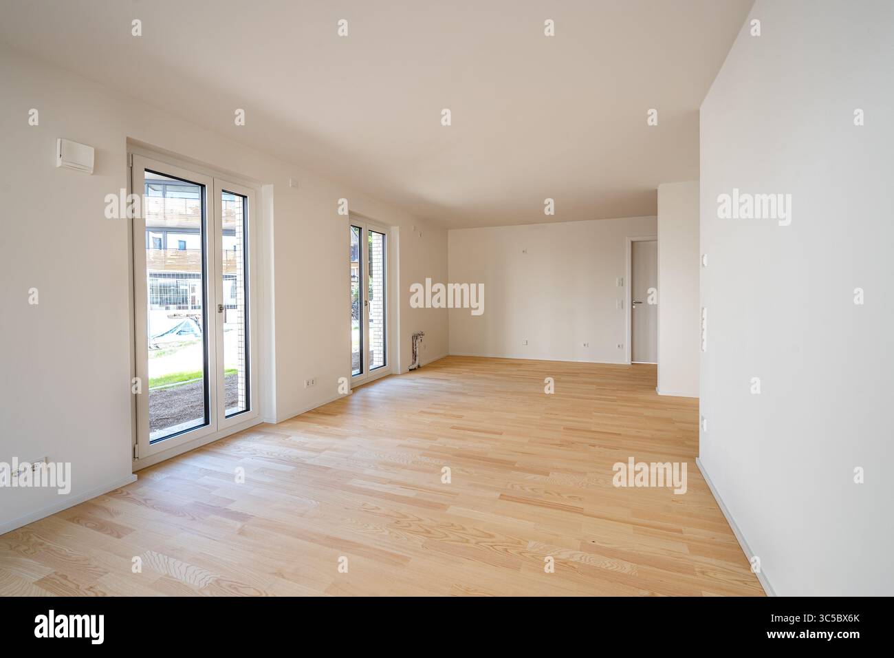Innenaufnahme des unmöblierten Wohnzimmers eines modernen Studio-Apartments Stockfoto