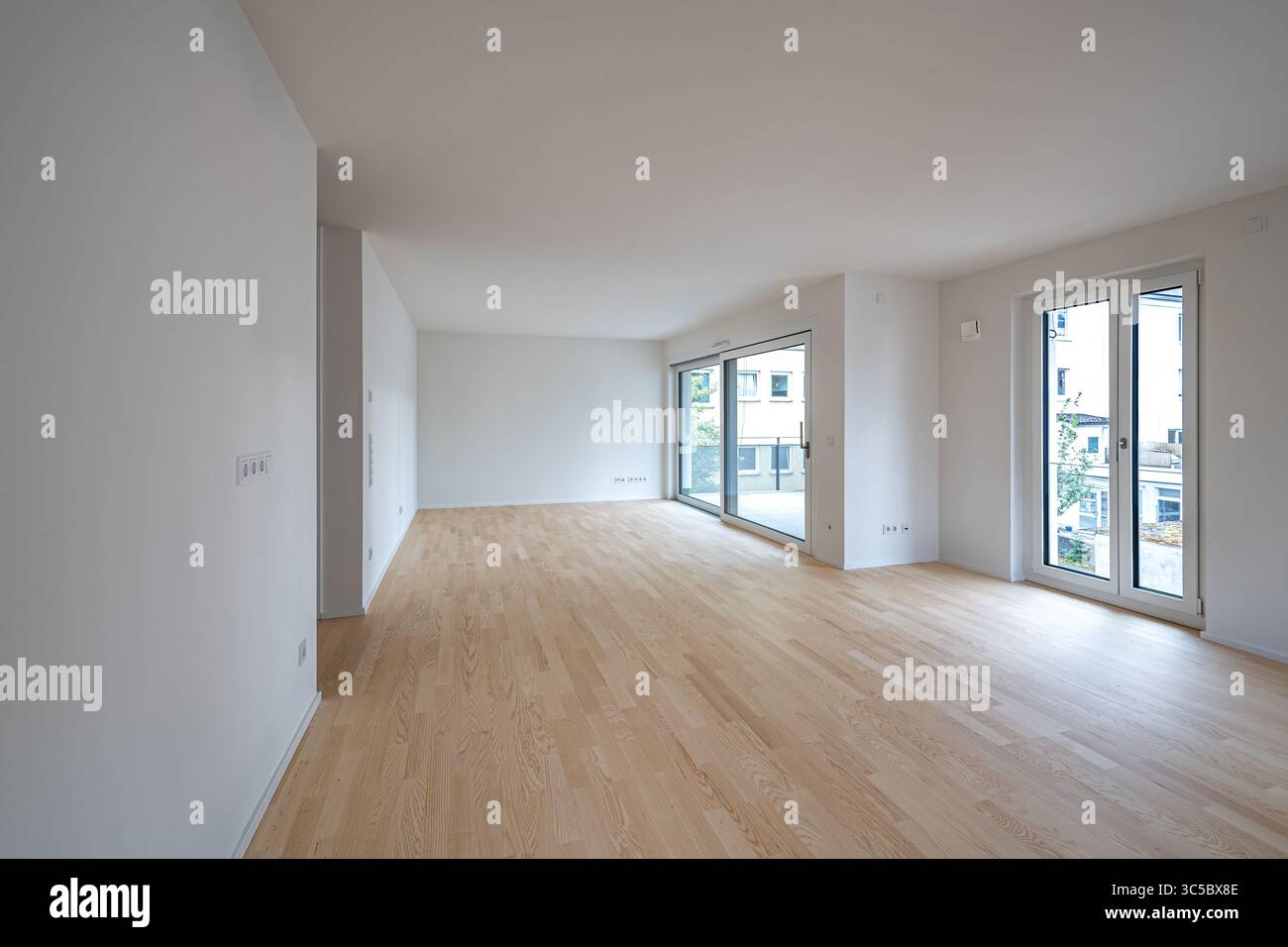 Innenaufnahme des unmöblierten Wohnzimmers eines modernen Apartments Stockfoto