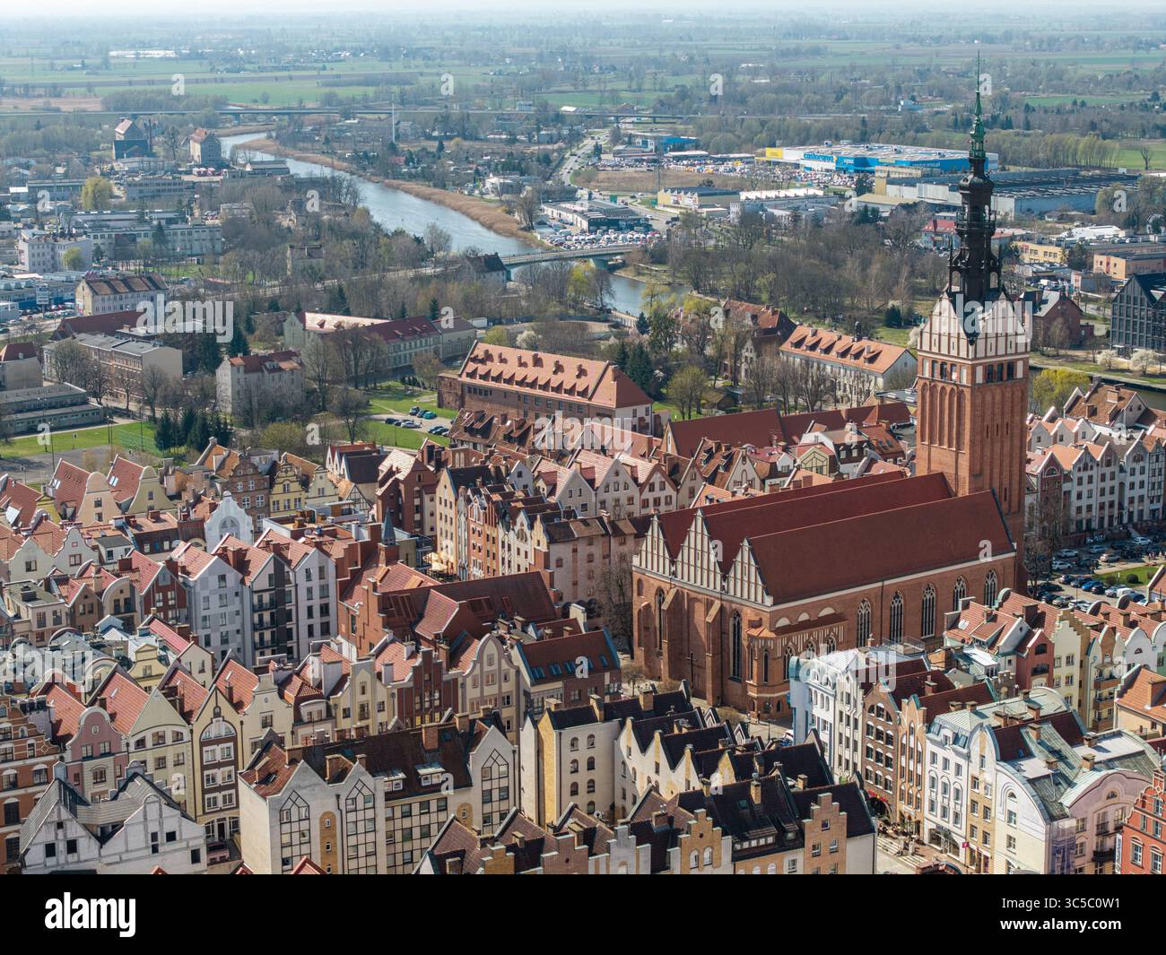 Blick aus der Vogelperspektive auf die Altstadt von Elbląg mit der Kathedrale und der modernen Entwicklung in der Nähe Stockfoto