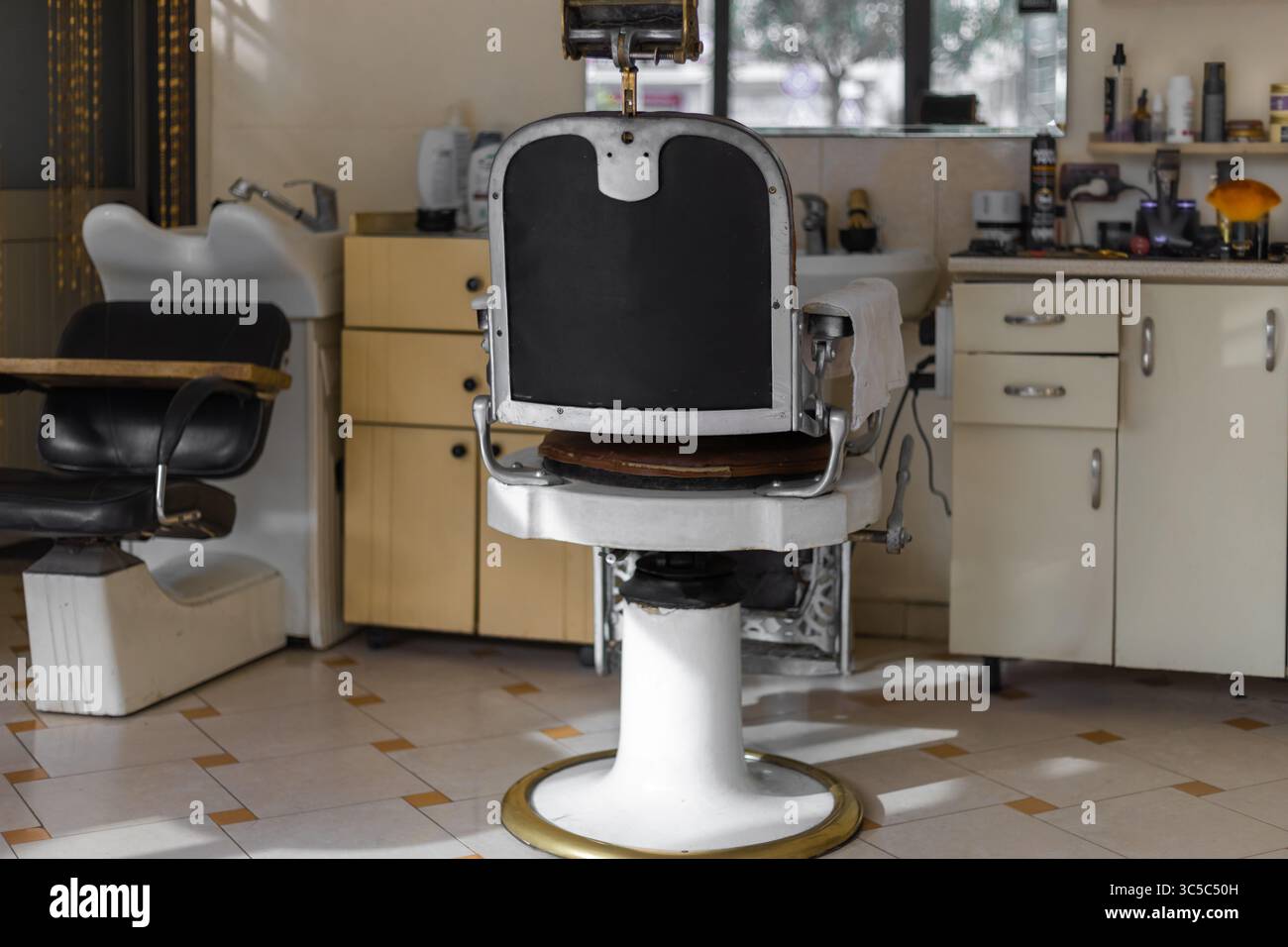 Stilvoller Vintage-Friseurstuhl. Friseur-Friseur-Inneneinrichtung. Friseurstuhl. Barbershop-Sessel. Friseur und Friseur, Vintag Stockfoto