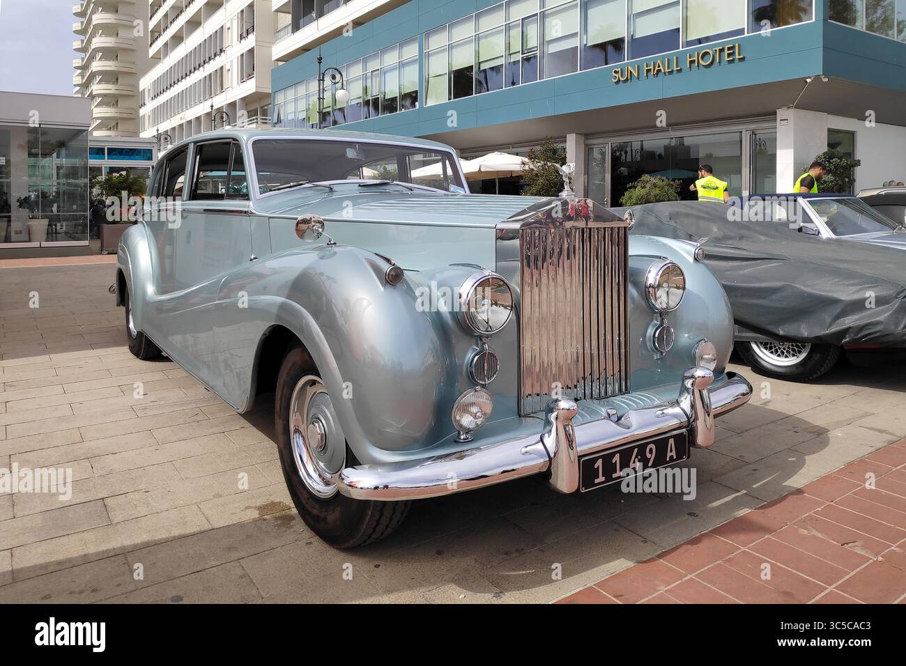 Larnaca, Zypern - 18. Mai 2025: Rolls-Royce Silver Wraith parkt vor dem Sun Hall Hotel. Stockfoto