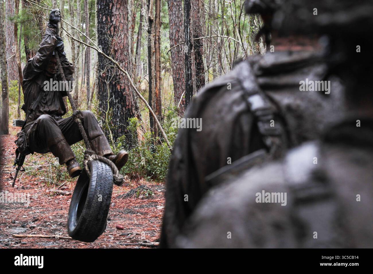 24. Januar 2020 - Parris Island, South Carolina, USA - Rekruten der Alpha Company, 1. Rekrut Training Battalion, navigieren durch einen Hinderniskurs während des Crucible im Marine Corps Recruit Depot Parris Island, S.C., 24. Januar 2020. Der Schmelztiegel ist der letzte Höhepunkt, bevor Rekruten Marines werden. (Kreditbild: © U.S. Marines/ZUMA Wire/ZUMAPRESS.com) Stockfoto