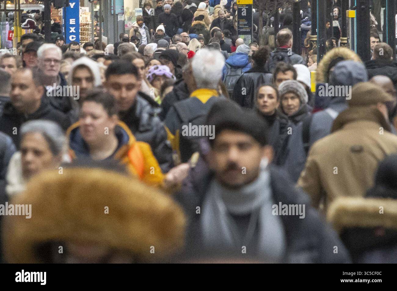 Aktenfoto vom 12/2023 von Käufern in der Oxford Street, London. Die Bevölkerung von England und Wales ist im Jahr bis Juni 2024 um mehr als 700.000 gestiegen, was der zweitgrößte jährliche Anstieg seit über 75 Jahren ist. Fast der gesamte Anstieg war auf die internationale Migration zurückzuführen, wobei der natürliche Wandel - der Unterschied zwischen Geburten und Todesfällen - nur einen kleinen Teil ausmachte. Ausgabedatum: Mittwoch, 30. Juli 2025. Stockfoto