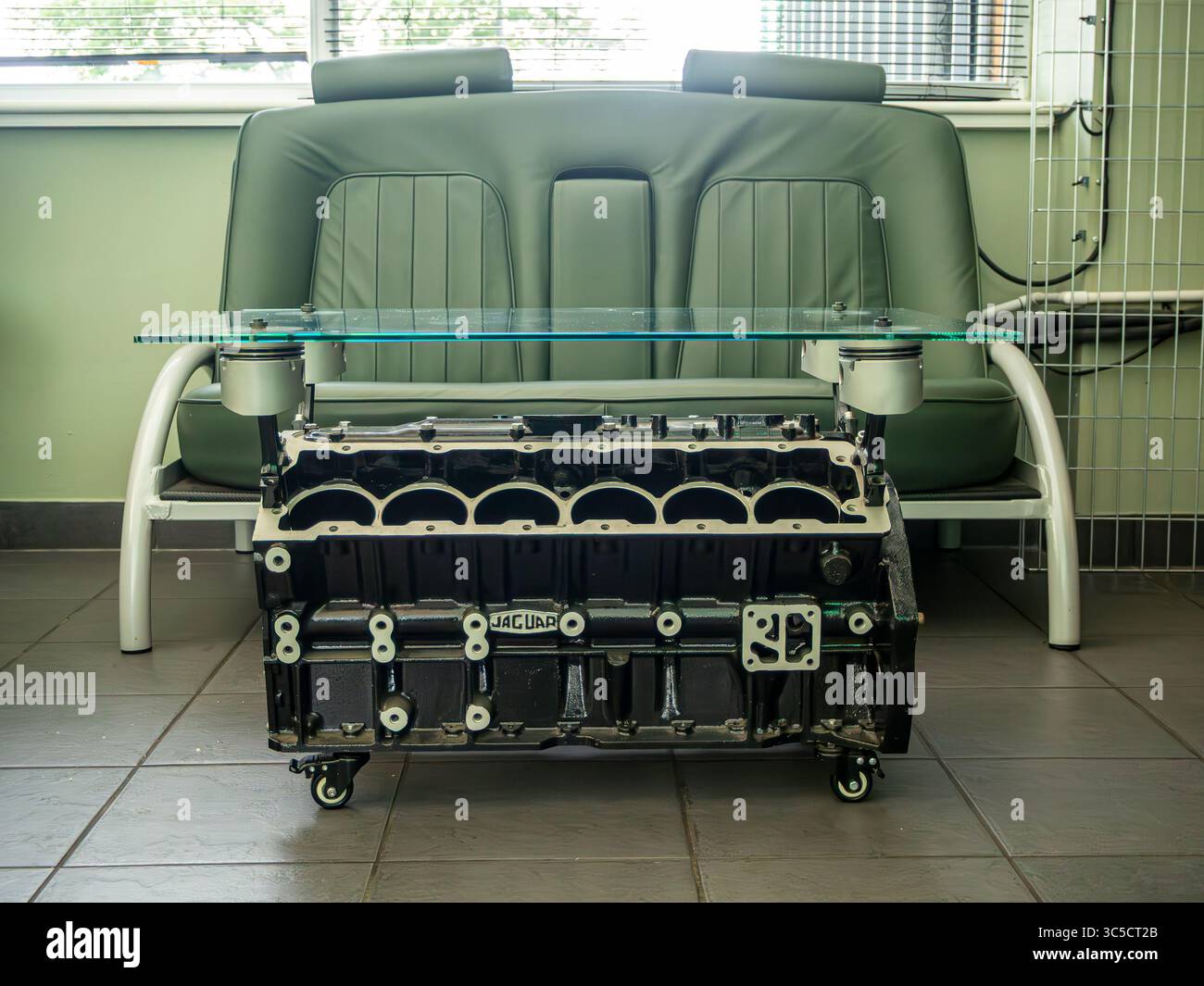 Der Jaguar V12 Motorblock Couchtisch im im im Flugzeugstil gestalteten Essbereich des Coffeeshops Area 51 Stockfoto