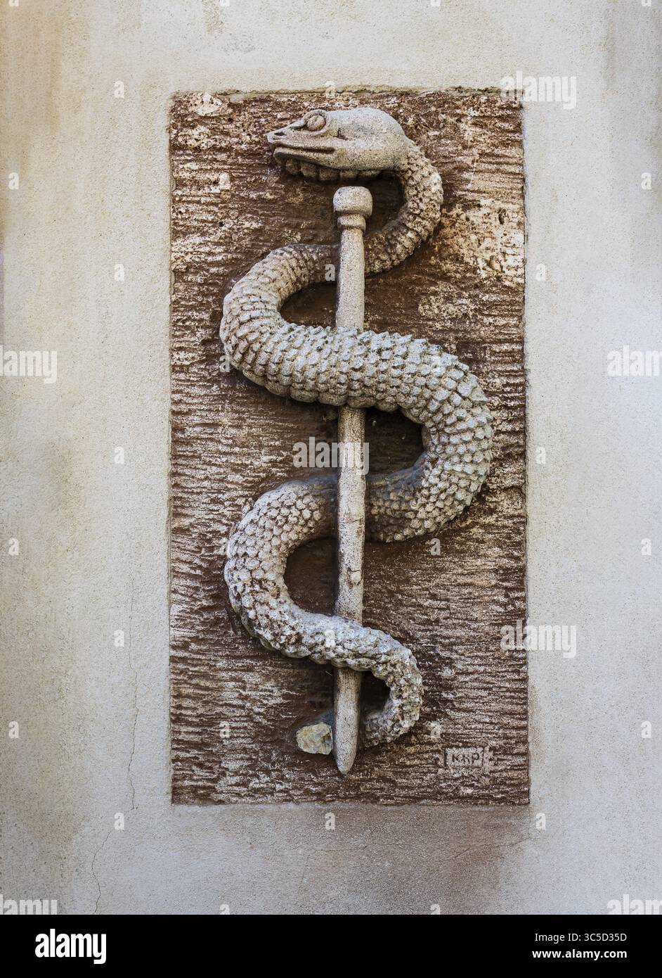 Äskulapisches Personal, Apothekersymbol an einer Hauswand, Wallfahrtsort, Altoetting, Oberbayern, Bayern, Deutschland Stockfoto