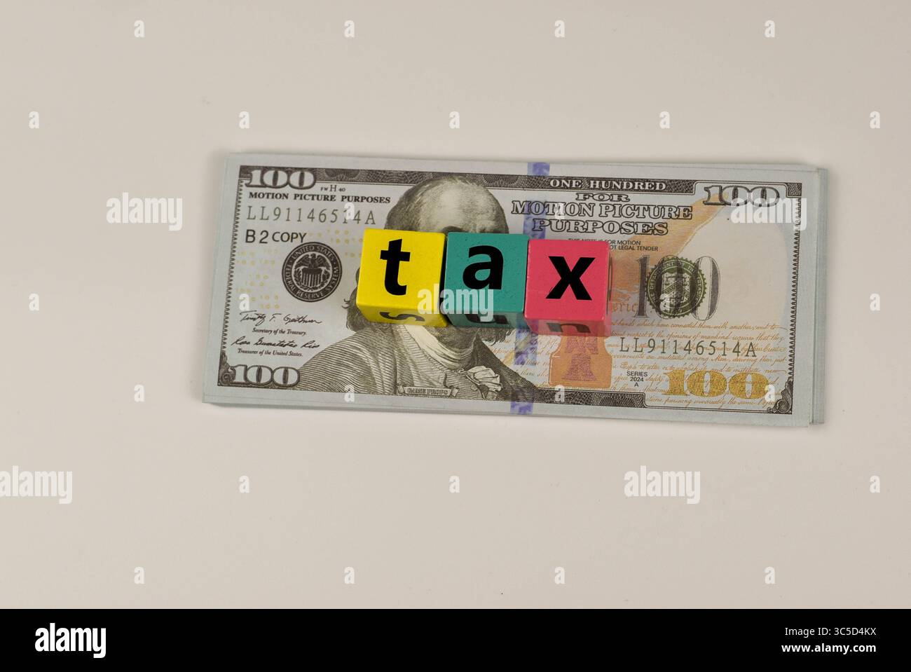 Steuerformulare und -Währung, eine visuelle Darstellung der finanziellen Verpflichtungen. Stockfoto