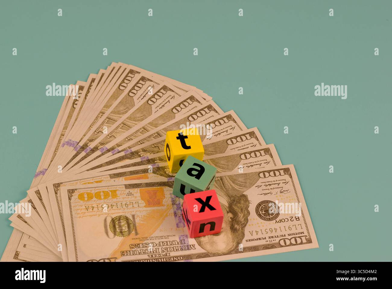 Steuerformulare und -Währung, eine visuelle Darstellung der finanziellen Verpflichtungen. Stockfoto