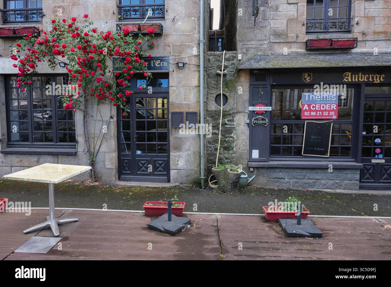 Ein geschlossenes Restaurant, Jugon-les-Lacs, Côtes-d'Armor, Bretagne, Frankreich Stockfoto