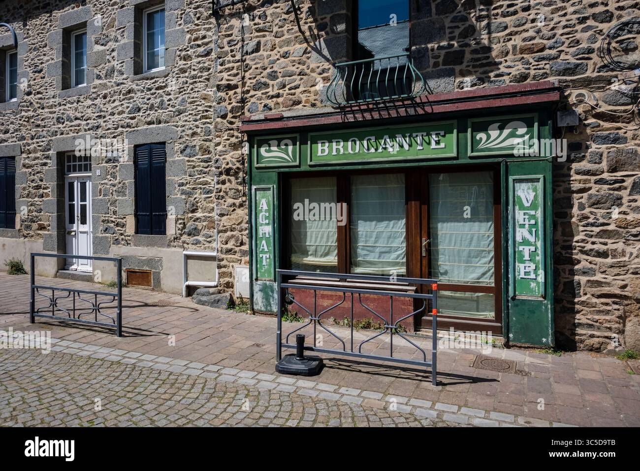 Geschlossener Antiquitätenladen, Saint-Quay-Portrieux, Côtes-d'Armor, Bretagne, Frankreich Stockfoto
