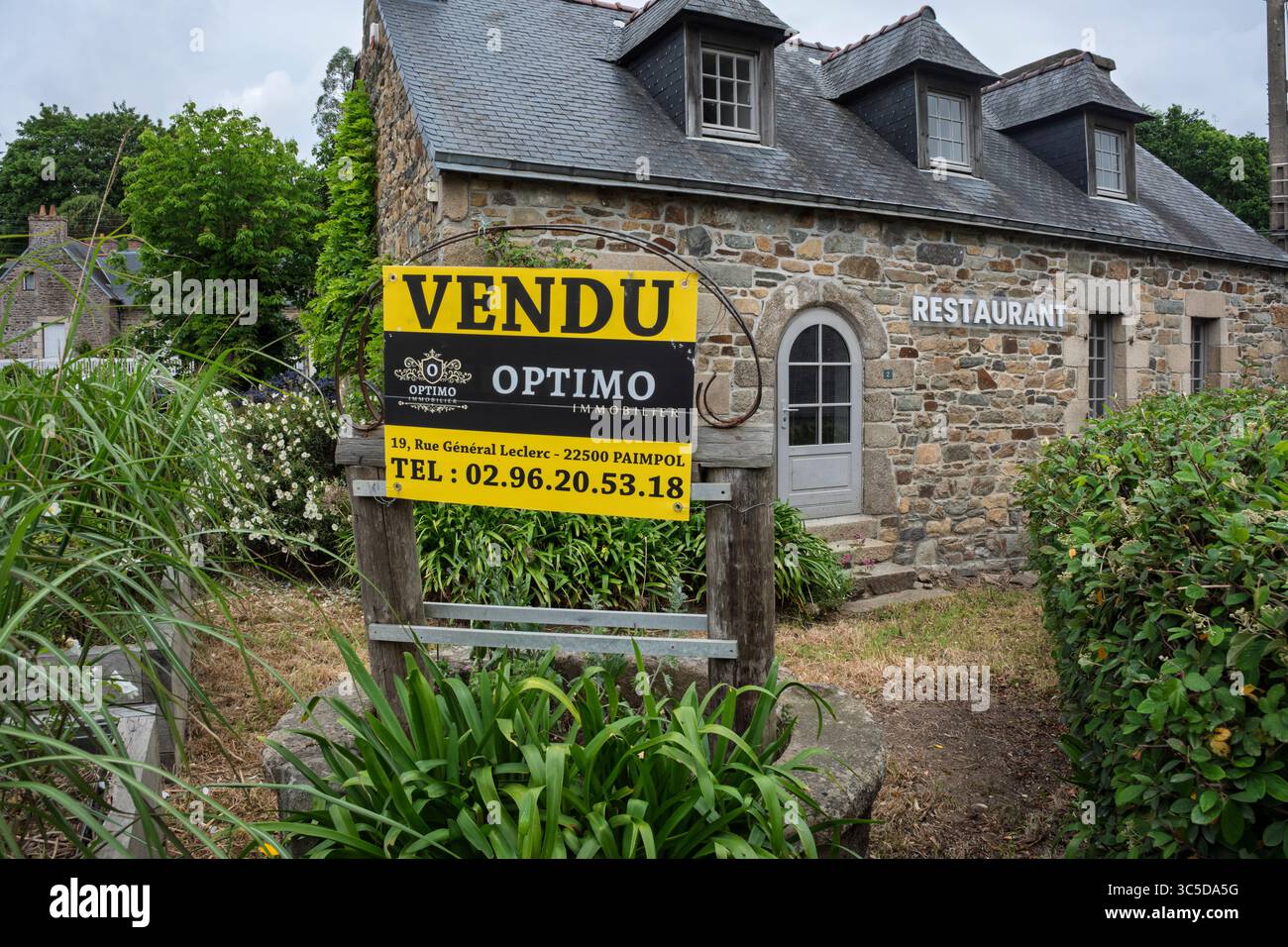 Ein geschlossenes Restaurant zum Verkauf, Lézardrieux, Côtes-d'Armor, Bretagne, Frankreich Stockfoto
