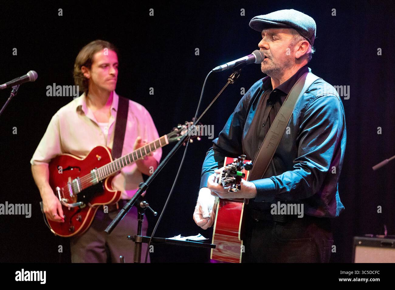 Exeter, Großbritannien. 29. Juli 2025 Alan Fletcher und seine Band wurden im Rahmen der UK-Tour in Exeter Phoenix vorgestellt, um sein neuestes Album Back to School zu bewerben. Alan ist ein australischer Bühnen-, Fernseh- und Filmschauspieler und ist vor allem für seine Rolle als Dr. Karl Kennedy bekannt. Mit dem er 1994 begann. Alans musikalische Karriere begann mit der Band Waiting Room, die Alan 2004 mit Tommy Rando und Chris Hawker gründete. Alan teilt sich ein Selfie mit einem Fan vor dem Veranstaltungsort, bevor sein Auftritt beginnt. Quelle: Mark Passmore/ Alamy Live News Stockfoto