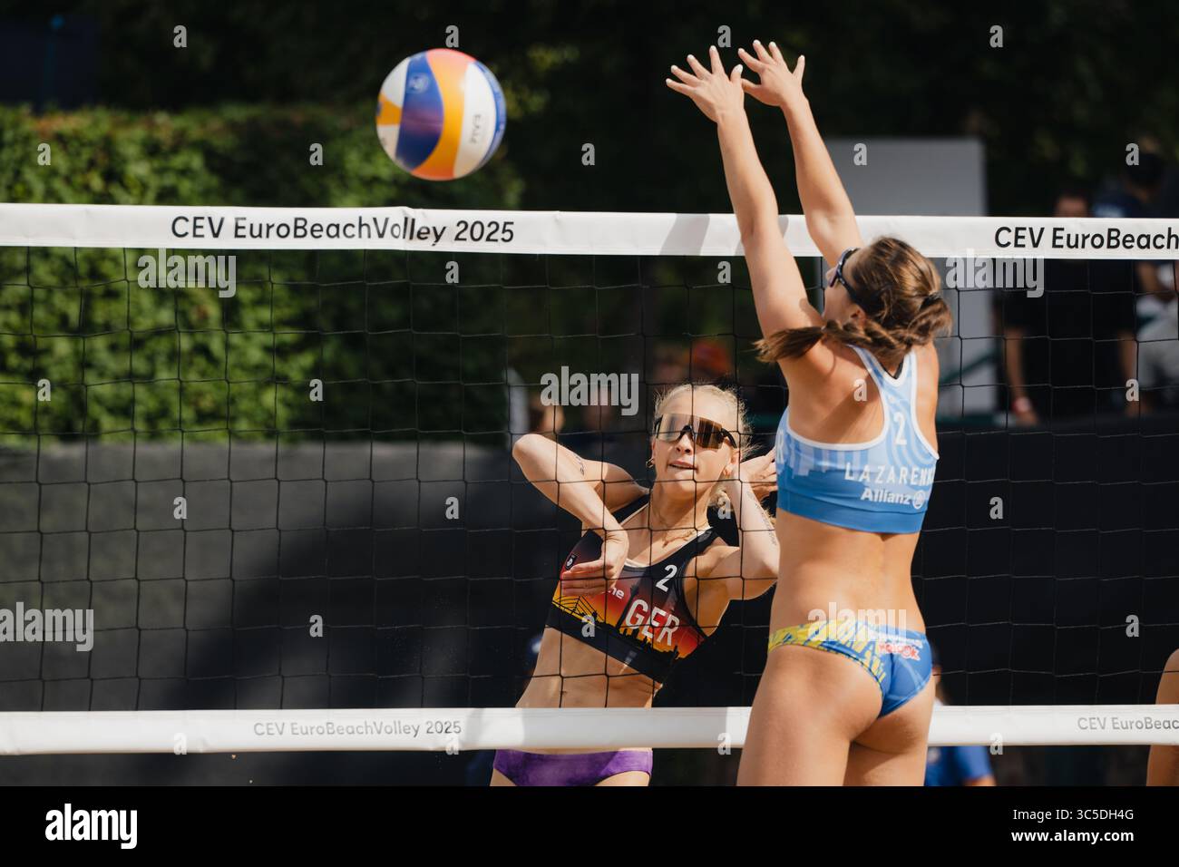 Düsseldorf, Deutschland. 30. Juli 2025. Beachvolleyball: Europameisterschaften, Gruppenbühne, Frauen, Rochusclub. Hladun/Lazarenko (Ukraine) - Uhl/Schürholz (Deutschland). Janne Uhl (l) spielt den Ball. Tetiana Lazarenko auf der rechten Seite. Quelle: Marius Becker/dpa/Alamy Live News Stockfoto