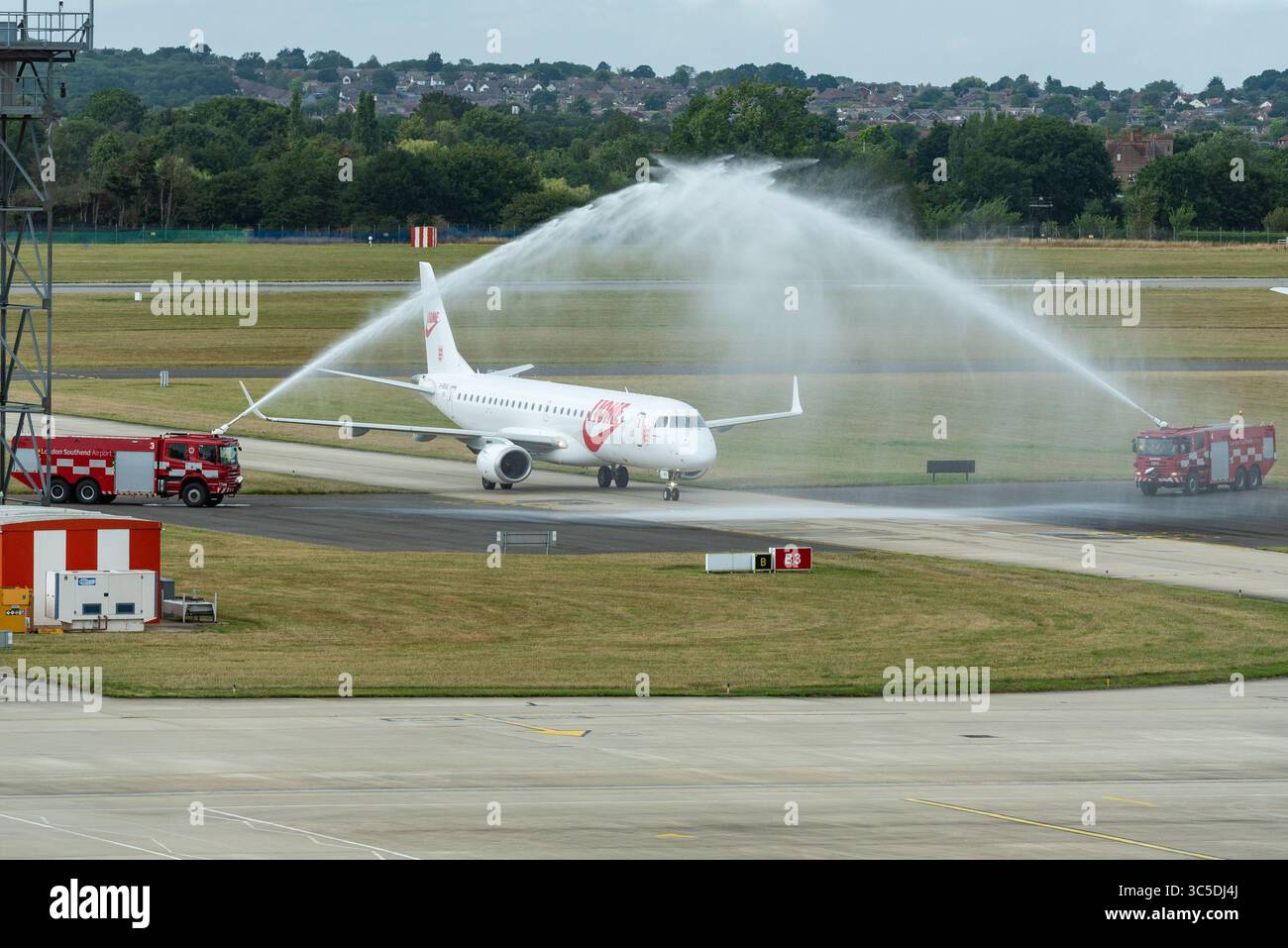Flugzeug mit der englischen Frauenfußballmannschaft am Flughafen London Southend nach der Ankunft von Zürich als Europameister. Wasserbogensalute Stockfoto