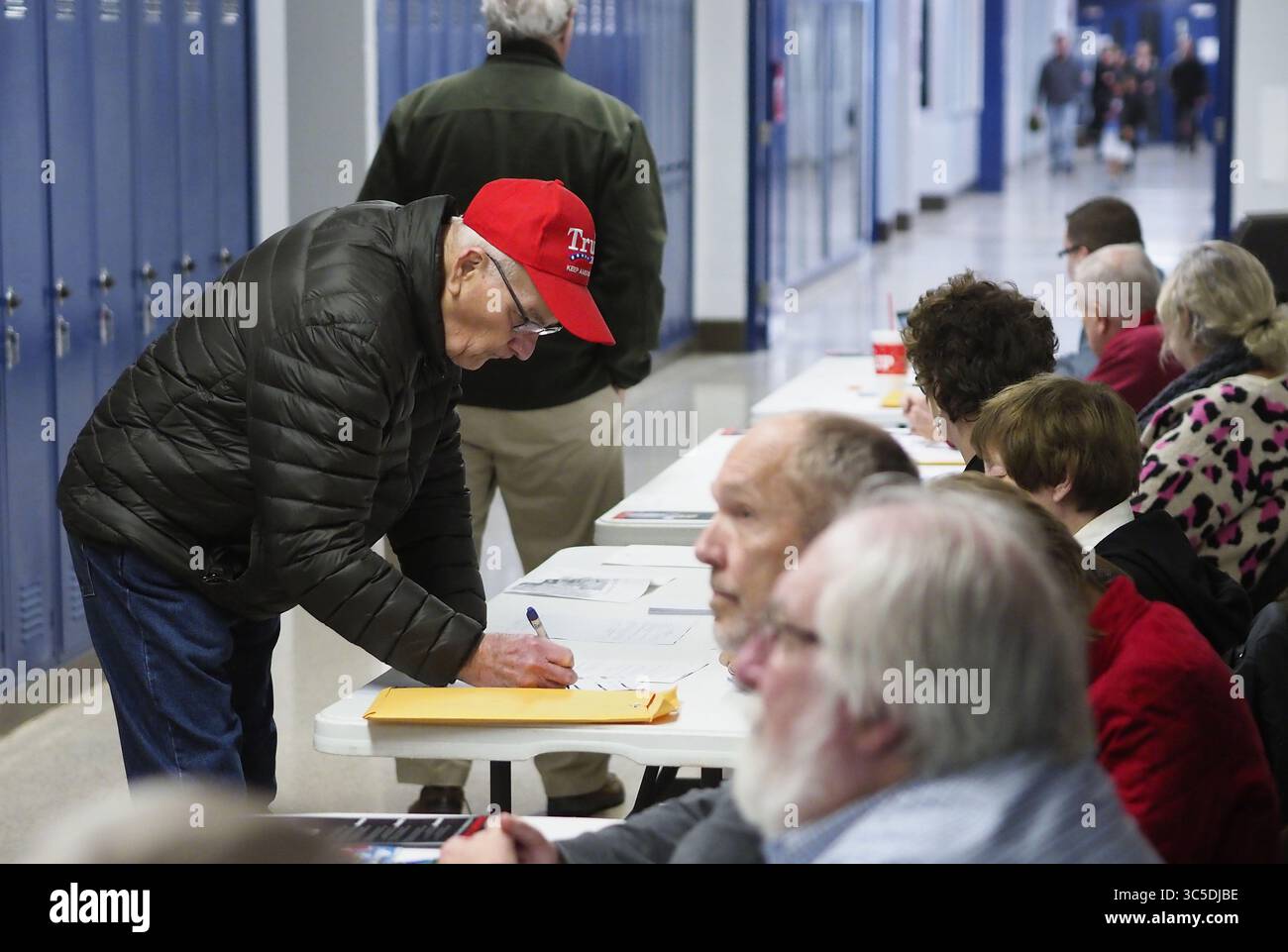 3. Februar 2020, Sioux City, IOWA, USA: Ein Unterstützer von Präsident Donald Trump meldet sich zur Teilnahme am Republikanischen Caucus for Restricts 12-20 an der North High School in Sioux City, Iowa am Montag Abend, 3. Februar 2020 an. (Bild: © Jerry Mennenga/ZUMA Wire) Stockfoto