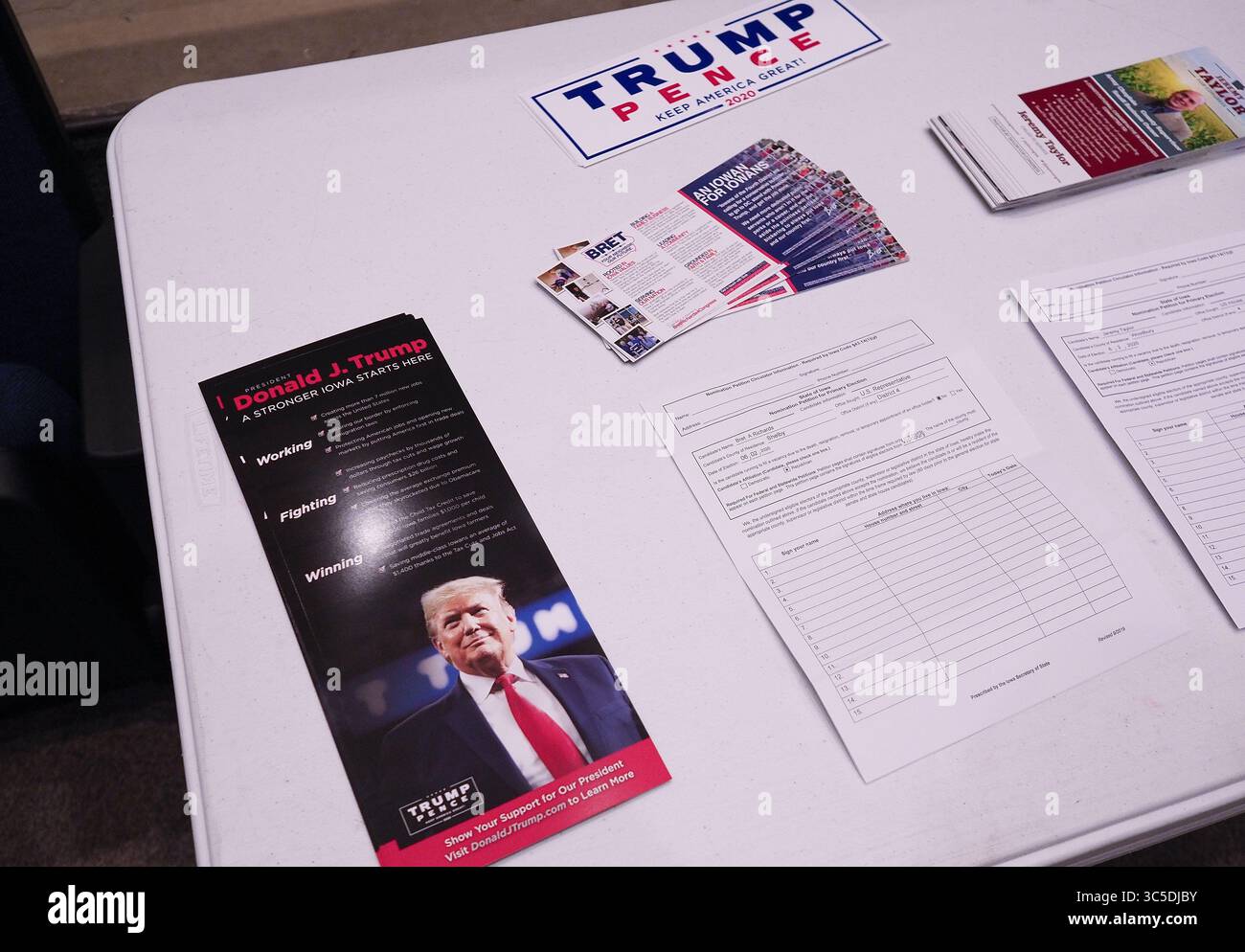 3. Februar 2020, Sioux City, IOWA, USA: Die Literatur von Donald Trump wartet auf die Teilnehmer des Republikanischen Caucus for Restricts 12-20 an der North High School in Sioux City, Iowa, Montag Abend, 3. Februar 2020. (Bild: © Jerry Mennenga/ZUMA Wire) Stockfoto