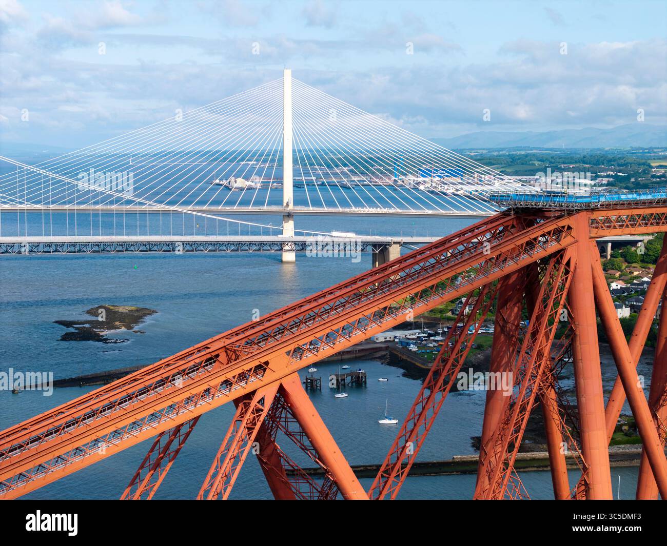 NORTH QUEENSFERRY, FIFE, SCHOTTLAND - 18. JUNI 2025: Aerial View, Forth Rail Bridge und Queensferry Crossing, Inverkeithing, Schottland Stockfoto