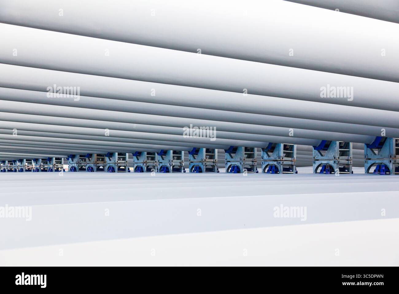 Die Rotorblätter der Windstationen werden vor dem Abflug auf dem Liegeplatz fixiert und gestapelt. Stockfoto