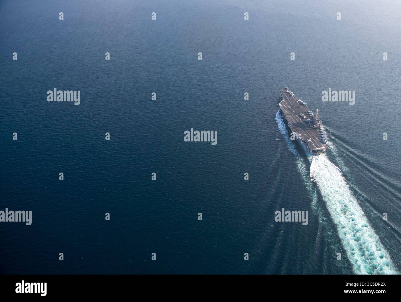 31. Januar 2020 - Arabisches Meer - der Flugzeugträger USS Harry S. Truman (CVN 75) durchquert das Arabische Meer am 31. Januar 2020. Die Harry S. Truman Carrier Strike Group wird in das Einsatzgebiet der 5. US-Flotte eingesetzt, um Marineoperationen zu unterstützen, um die Stabilität und Sicherheit der Seeschifffahrt in der Zentralregion zu gewährleisten, indem sie das Mittelmeer und den Pazifik durch den westlichen Indischen Ozean und drei strategische Choke Points verbindet. (Kreditbild: © U.S. Navy/ZUMA Wire/ZUMAPRESS.com) Stockfoto