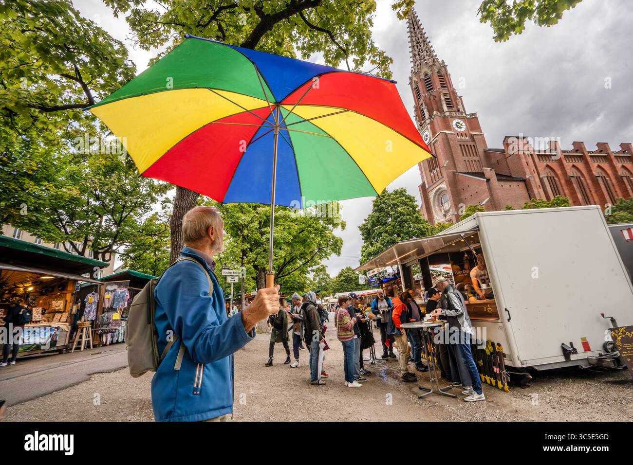Auer Dult unterm Regenschirm, traditionelles Volksfest am Mariahilfplatz bei Regenwetter, München, 29. Juli 2025 Deutschland, München, 29. Juli 2025, Auer Dult unterm Regenschirm, traditionsreiches Volksfest am Mariahilfplatz, wenige Besucher bummeln am Dienstasgnachmittag bei Regen über den Festplatz, Mariahilfkirche, die sogenannte Jakobidult dauert vom 26. Juli. Juli bis zum 3. August 2025, Himmel bedeckt, kleines Volksfest, Tradition, verregneter Sommer, Bayern, bayerisch, *** Auer Dult unter dem Dach, traditionelles Volksfest am Mariahilfplatz bei regnerischem Wetter, München, 29. Juli 2025 Deutsch Stockfoto