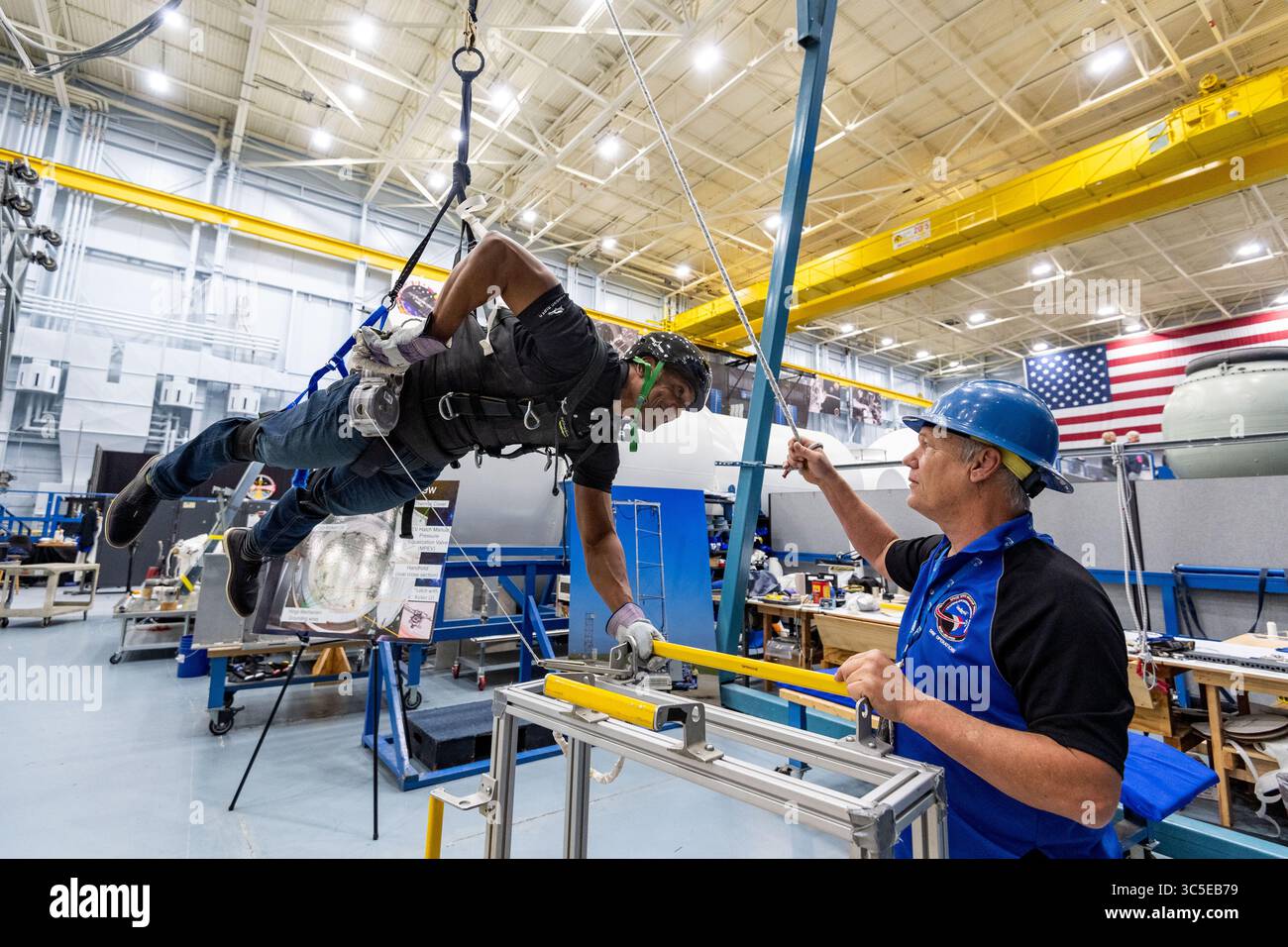 5. Februar 2020, Florida, USA: NASA astronautÊVictor GloverÊtrains auf POGO, dem Partial Gravity Simulator, in der Space Vehicle Mockup Training Facility des Gebäudes 9N im Johnson Space Center. POGO simuliert die Schwerelosigkeit, die Astronauten in der Schwerelosigkeit erleben, und ist eine Methode, mit der sie für Weltraumwanderungen trainieren. GloverÊis wurde dabei von Bill Lee unterstützt, der seit 1984 POGO-Bediener und Techniker ist und seit retiringÊafter mehr als 35 Jahren im Astronautentraining tätig ist. Derzeit ist ÊGlover dem zweiten bemannten Flug der SpaceX-Crew Dragon zugeordnet, einem Teil der Th Stockfoto