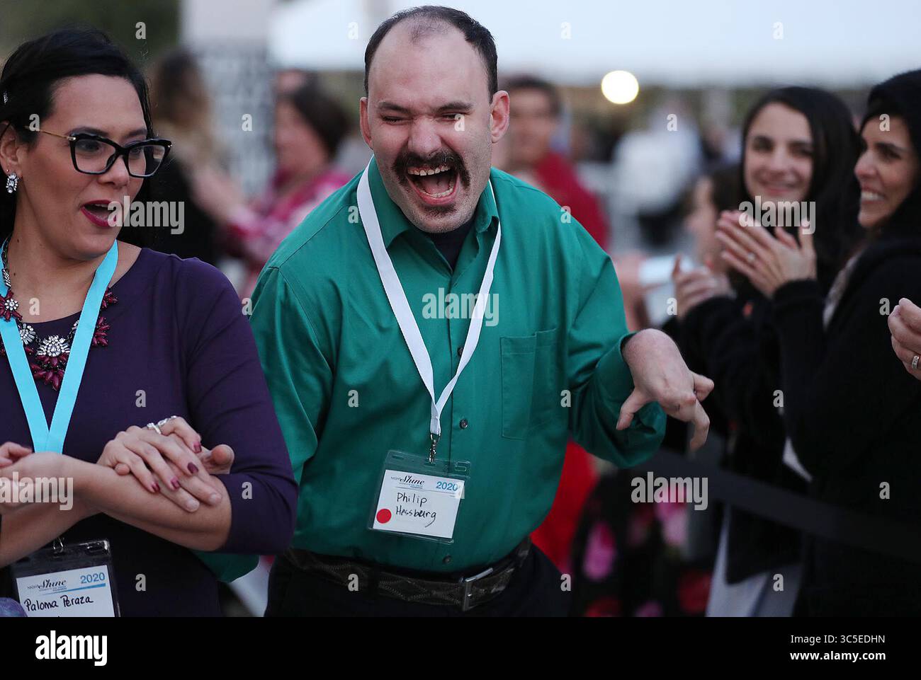 7. Februar 2020, Clermont, FL, USA: Philip Hessburg lächelt, als er am Freitag, den 7. Februar 2020 in der Real Life Church in Clermont, Florida, ankommt. Night To Shine, gesponsert von der Tim Tebow Foundation, ist ein Ballnächtungserlebnis für Menschen mit besonderen Bedürfnissen ab 14 Jahren. Rund 721 Kirchen weltweit treffen sich zusammen, um die Nacht zum Shine für etwa 115.000 Ehrengäste zu veranstalten. (Kreditbild: © TNS via ZUMA Wire) Stockfoto