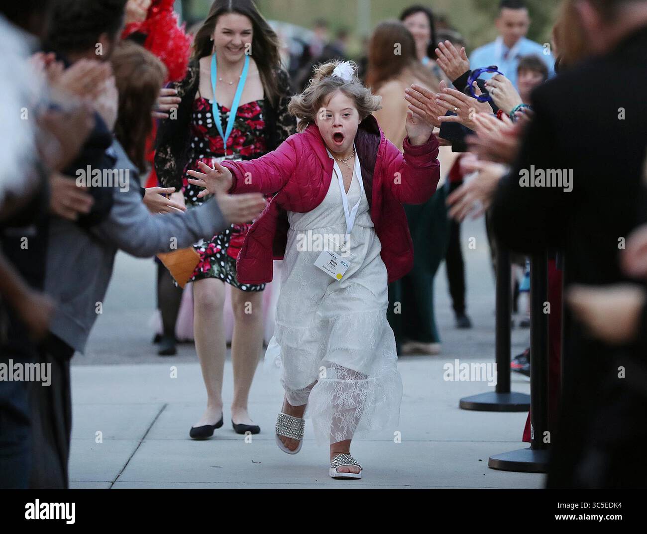 7. Februar 2020, Clermont, FL, USA: Masha Torres ist begeistert, als sie am Freitag, 7. Februar 2020 auf dem roten Teppich zum Abschlussball „Night to Shine Special Needs“ in der Real Life Church in Clermont, Florida, ankommt. Night To Shine, gesponsert von der Tim Tebow Foundation, ist ein Ballnächtungserlebnis für Menschen mit besonderen Bedürfnissen ab 14 Jahren. Rund 721 Kirchen weltweit treffen sich zusammen, um die Nacht zum Shine für etwa 115.000 Ehrengäste zu veranstalten. (Kreditbild: © TNS via ZUMA Wire) Stockfoto