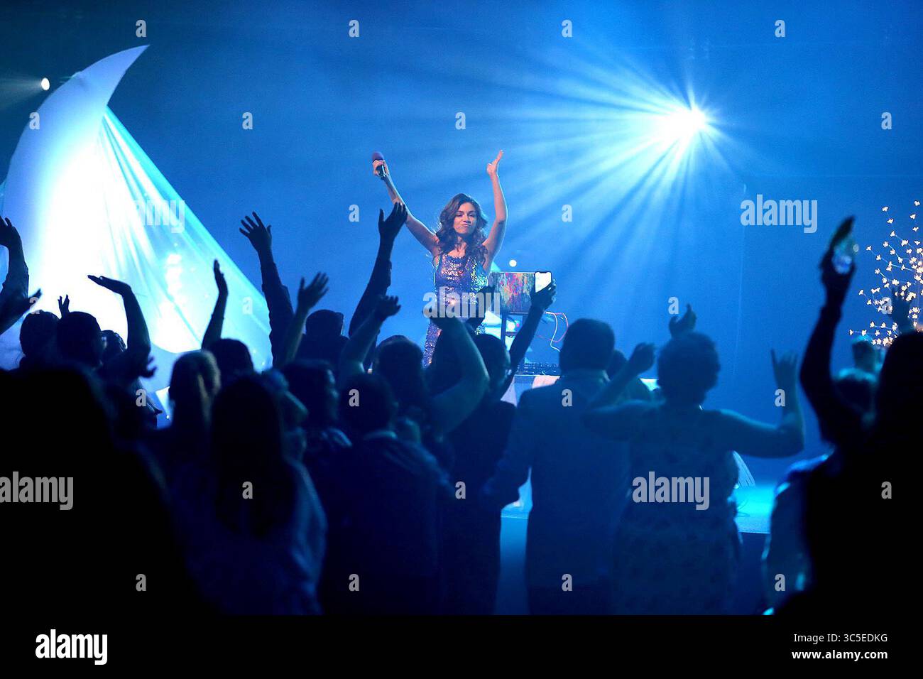 Februar 2020, Clermont, FL, USA: Ehrengäste tanzen am Freitag, den 7. Februar 2020 in der Real Life Church in Clermont, Florida, während des Abends zum Shine Special Needs. Night To Shine, gesponsert von der Tim Tebow Foundation, ist ein Ballnächtungserlebnis für Menschen mit besonderen Bedürfnissen ab 14 Jahren. Rund 721 Kirchen weltweit treffen sich zusammen, um die Nacht zum Shine für etwa 115.000 Ehrengäste zu veranstalten. (Kreditbild: © TNS via ZUMA Wire) Stockfoto