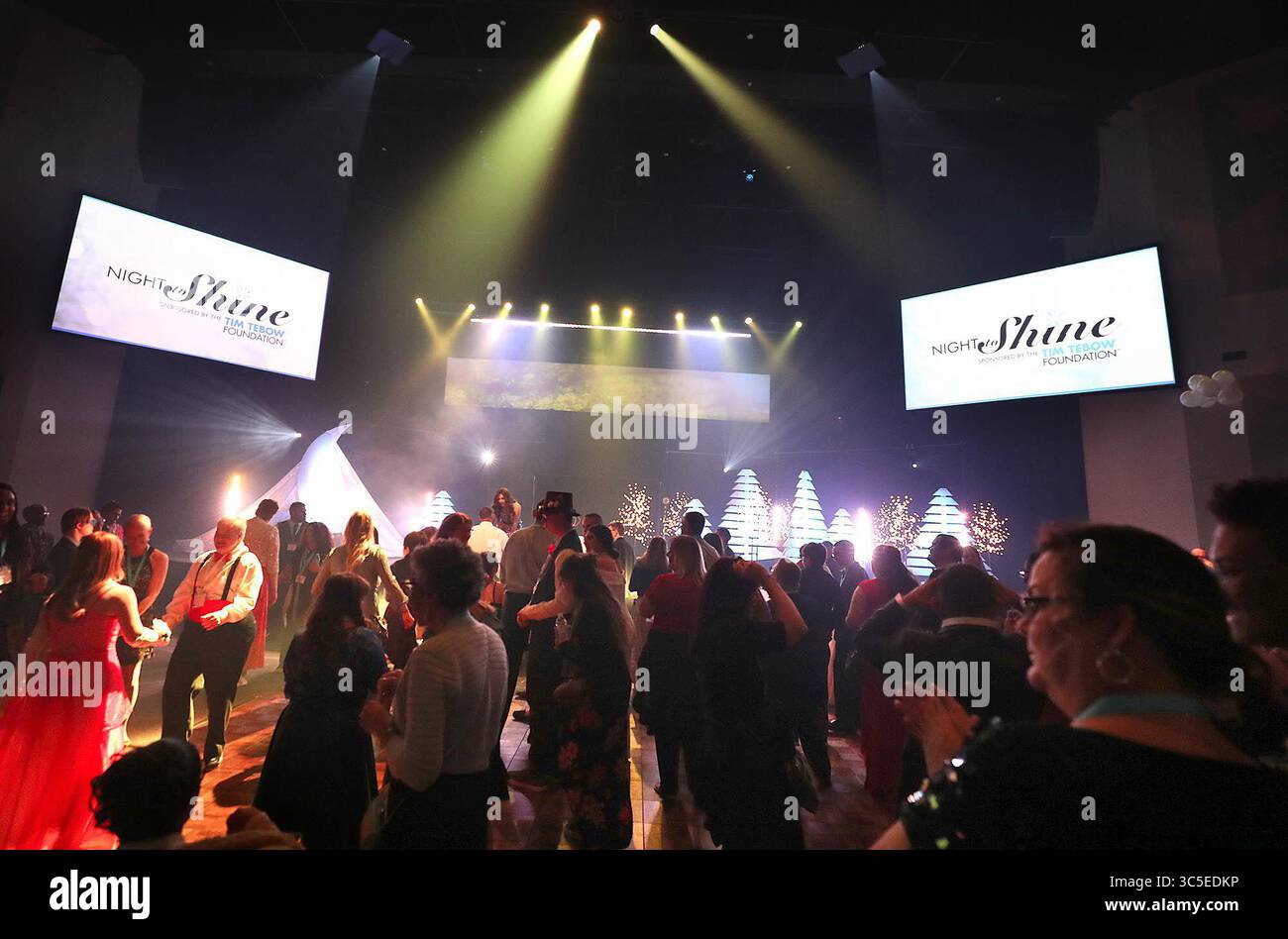 7. Februar 2020, Clermont, FL, USA: Die Bühne und die Tanzfläche werden am Freitag, 7. Februar 2020 in der Real Life Church in Clermont, Florida, beleuchtet. Night To Shine, gesponsert von der Tim Tebow Foundation, ist ein Ballnächtungserlebnis für Menschen mit besonderen Bedürfnissen ab 14 Jahren. Rund 721 Kirchen weltweit treffen sich zusammen, um die Nacht zum Shine für etwa 115.000 Ehrengäste zu veranstalten. (Kreditbild: © TNS via ZUMA Wire) Stockfoto