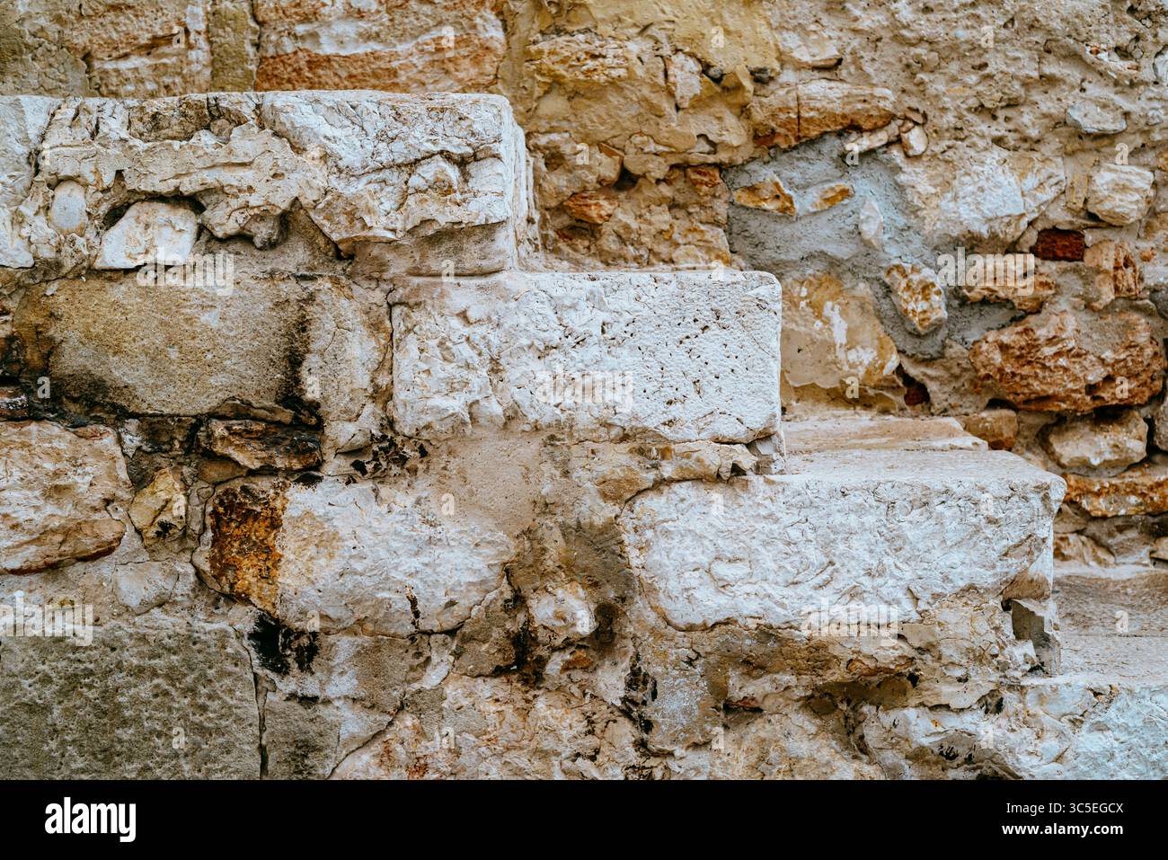 Nahaufnahme der alten Steinmauer mit Treppen Stockfoto