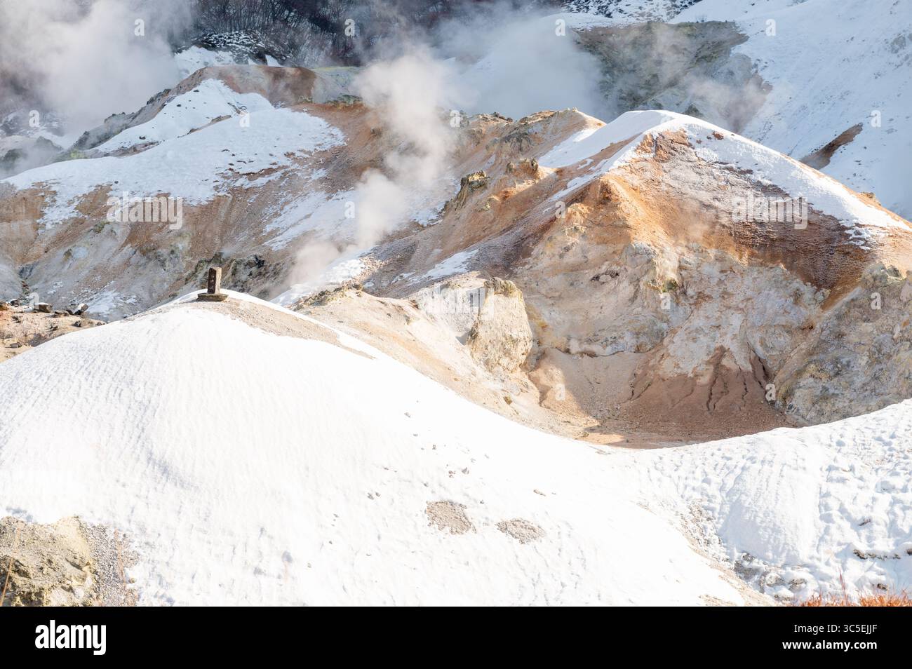 Schneebedeckte Berge und Felder im Noboribetsu Jigokudani Valley Stockfoto