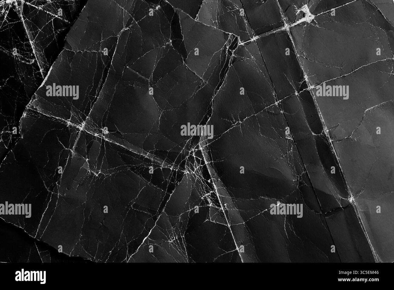 Zerrissene Stücke von schwarzem, abgenutztem Grunge-Karton. Alter faltiger verwitterter alter Papierhintergrund. Verpackungsmaterial in Bedruckung Stockfoto