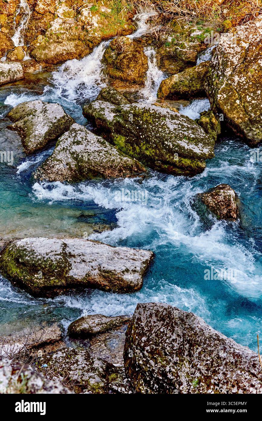 Der turbulente Fluss Ciewna fließt im Tal nahe der Stadt Podgorica in Montenegro Stockfoto