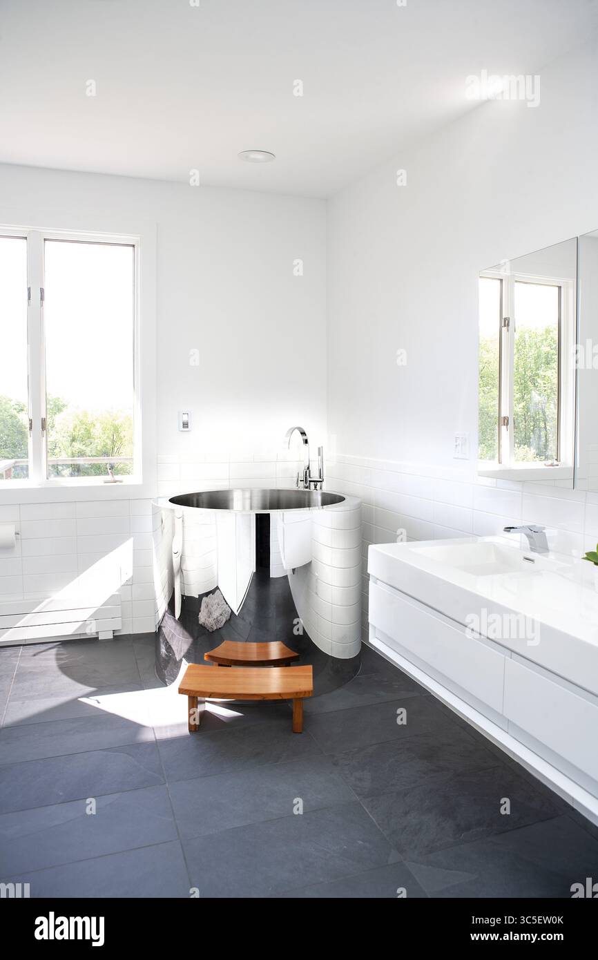 Mai 2019, Wingdale, New York, USA: Modernes Badezimmer mit japanischer Badewanne (Bild: © Spencer Jones/Glasshouse Via ZUMA Wire) Stockfoto