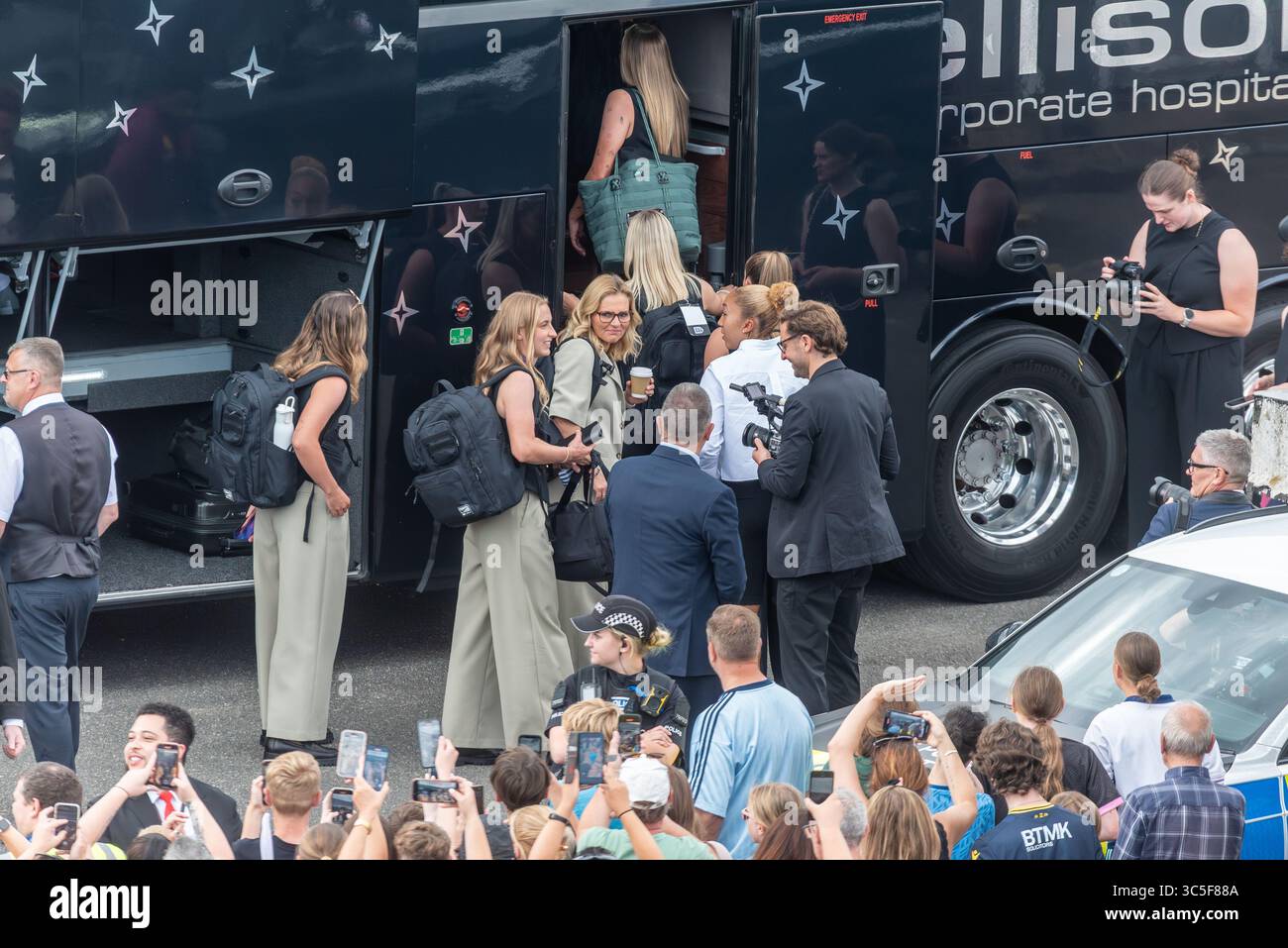 Managerin und Spieler der englischen Frauenfußballmannschaft am Flughafen London Southend, nachdem sie aus Zürich als Europameister angekommen sind. Boarding Team Bus Stockfoto
