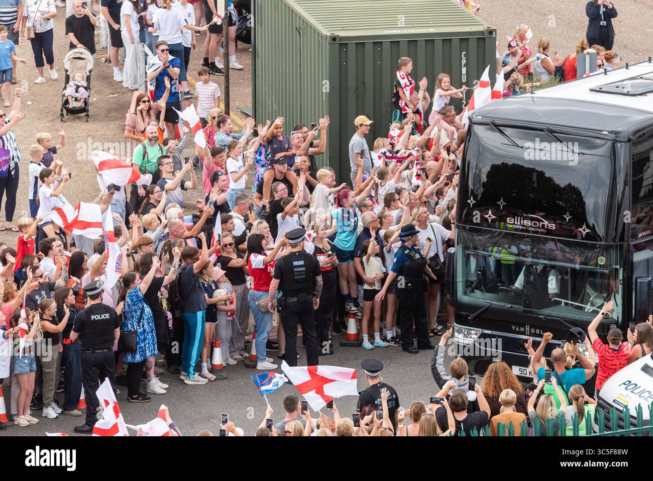 Fans rund um die englische Fußballmannschaft verlassen den Flughafen London Southend, nachdem sie als Europameister aus Zürich angekommen sind. Stockfoto