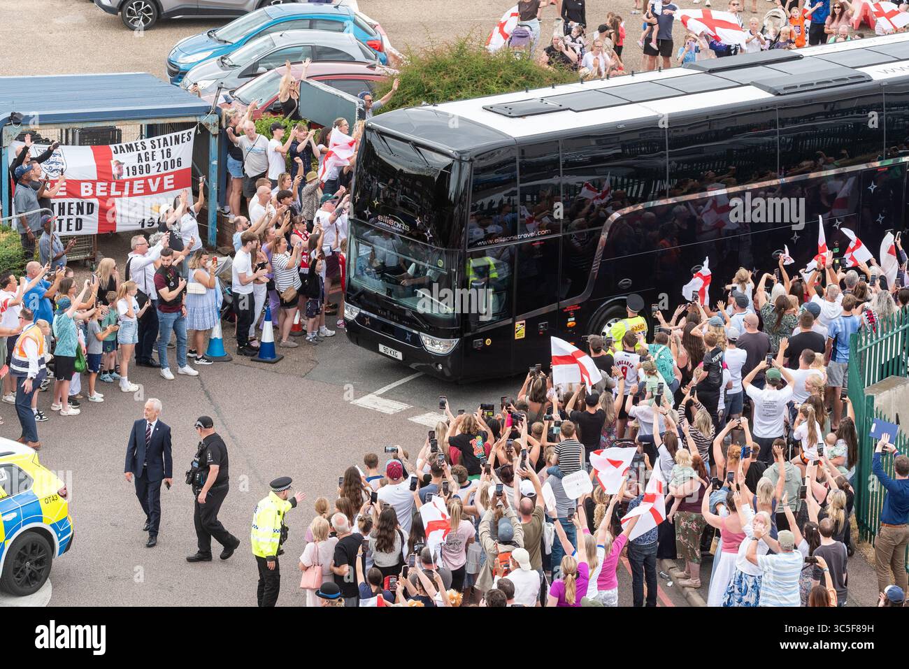 Fans rund um die englische Fußballmannschaft verlassen den Flughafen London Southend, nachdem sie als Europameister aus Zürich angekommen sind. Stockfoto