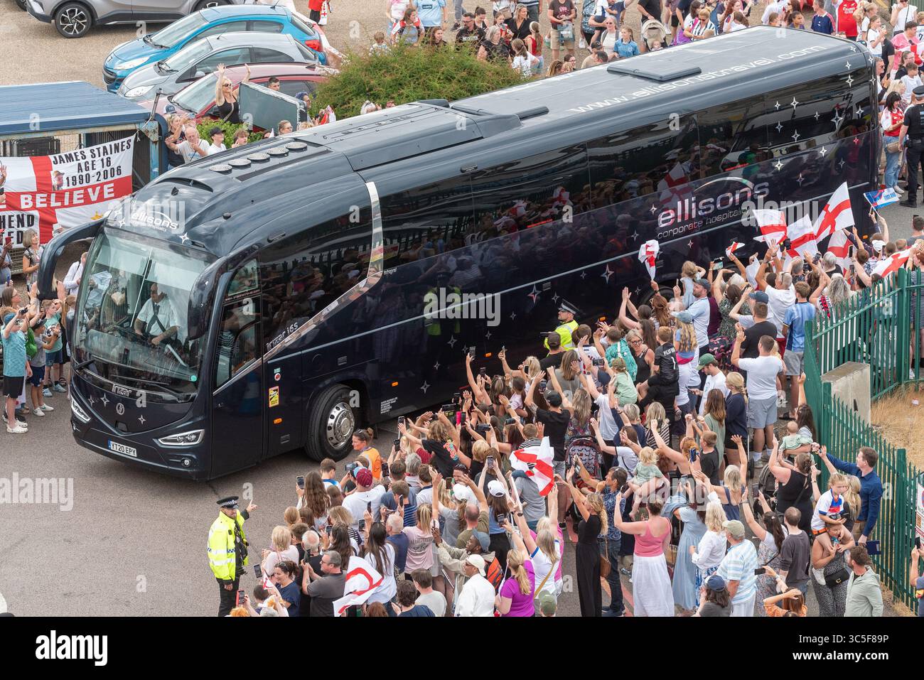 Fans rund um die englische Fußballmannschaft verlassen den Flughafen London Southend, nachdem sie als Europameister aus Zürich angekommen sind. Stockfoto