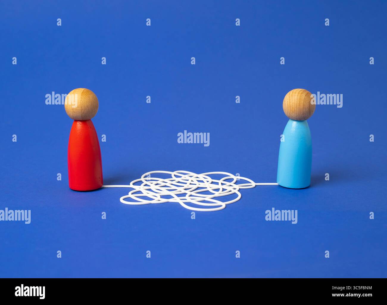 Lösen Sie den Konflikt, lösen Sie die Beziehung. Finden Sie Verständnis und gemeinsame Sprache. Überbrücken Sie Kommunikationslücken. Erreichen Sie emotionale Klarheit. Mutua erstellen Stockfoto