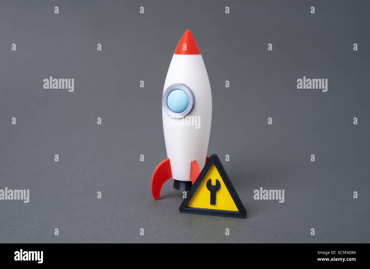 Raketen- und Reparaturschild. Hochfahren wird ausgeführt. Produkt wird getestet. Verarbeitung von Anlegerfeedback. Stockfoto