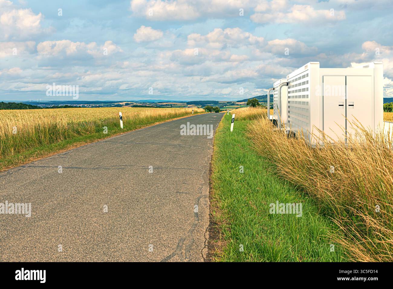 Ein modernes Solarfield mit Batteriespeicher in der wilden Natur Stockfoto