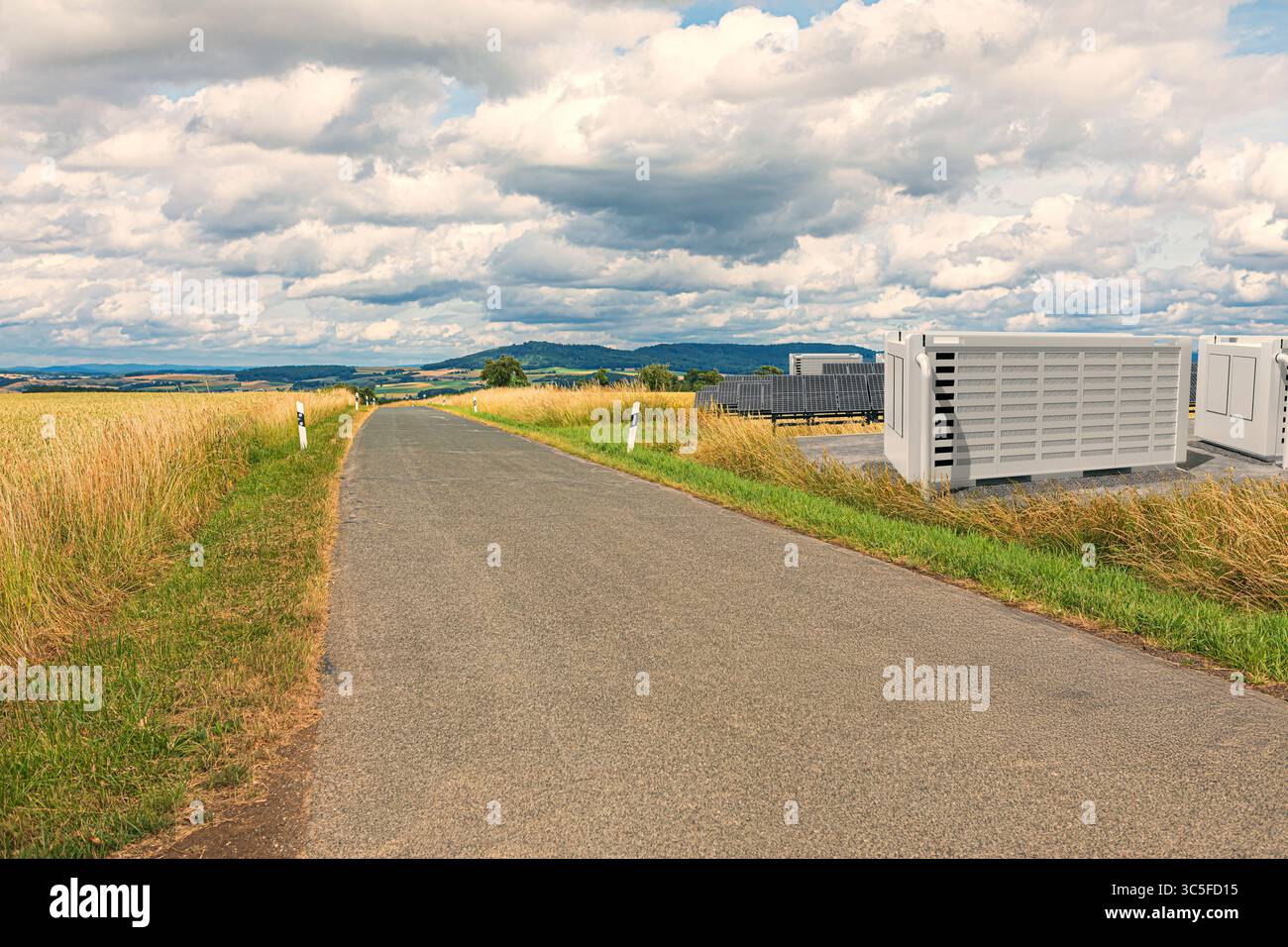 Ein modernes Solarfield mit Batteriespeicher in der wilden Natur Stockfoto