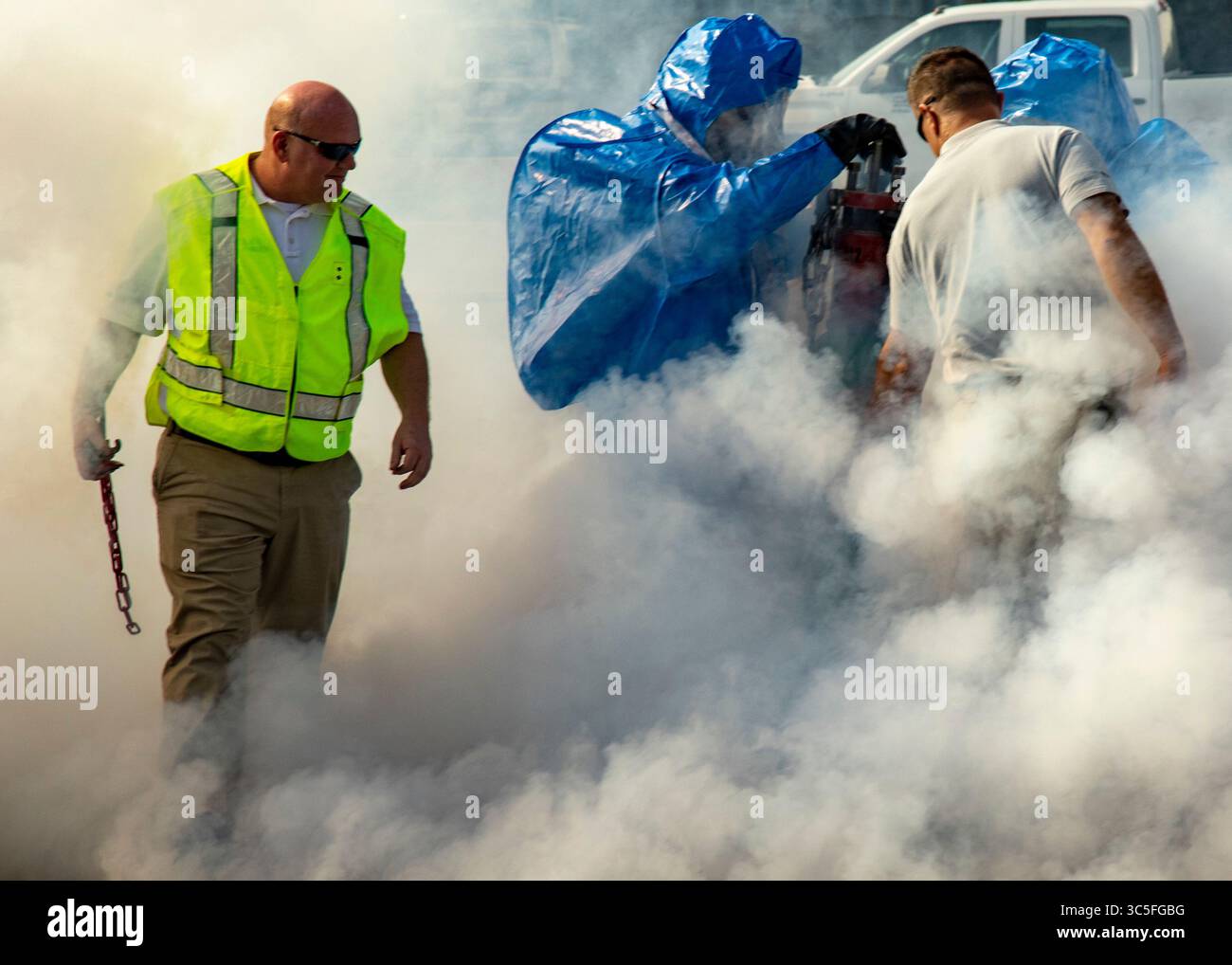 31. Januar 2020 - Kuwait - Christian L. Miles, stellvertretender Leiter der Ausbildung der Area Support Group Kuwait Fire Department, beobachtet Mitglieder der 379th Chemical, Biological, Radiological and Nuclear Company, während einer Scheinverletzung von Gefahrstoffen am 31. Januar 2020 in Camp Arifjan. Die 379th, eine US Army Reserve Einheit aus Chicago, hat die Veranstaltung als Teil einer mehrteiligen Zertifizierung abgeschlossen, um auf einen Vorfall mit Gefahrstoffen zu reagieren, Gefahren zu identifizieren und diese Gefahren zu mindern. (Bild: © U.S. Army/ZUMA Wire/ZUMAPRESS.com) Stockfoto