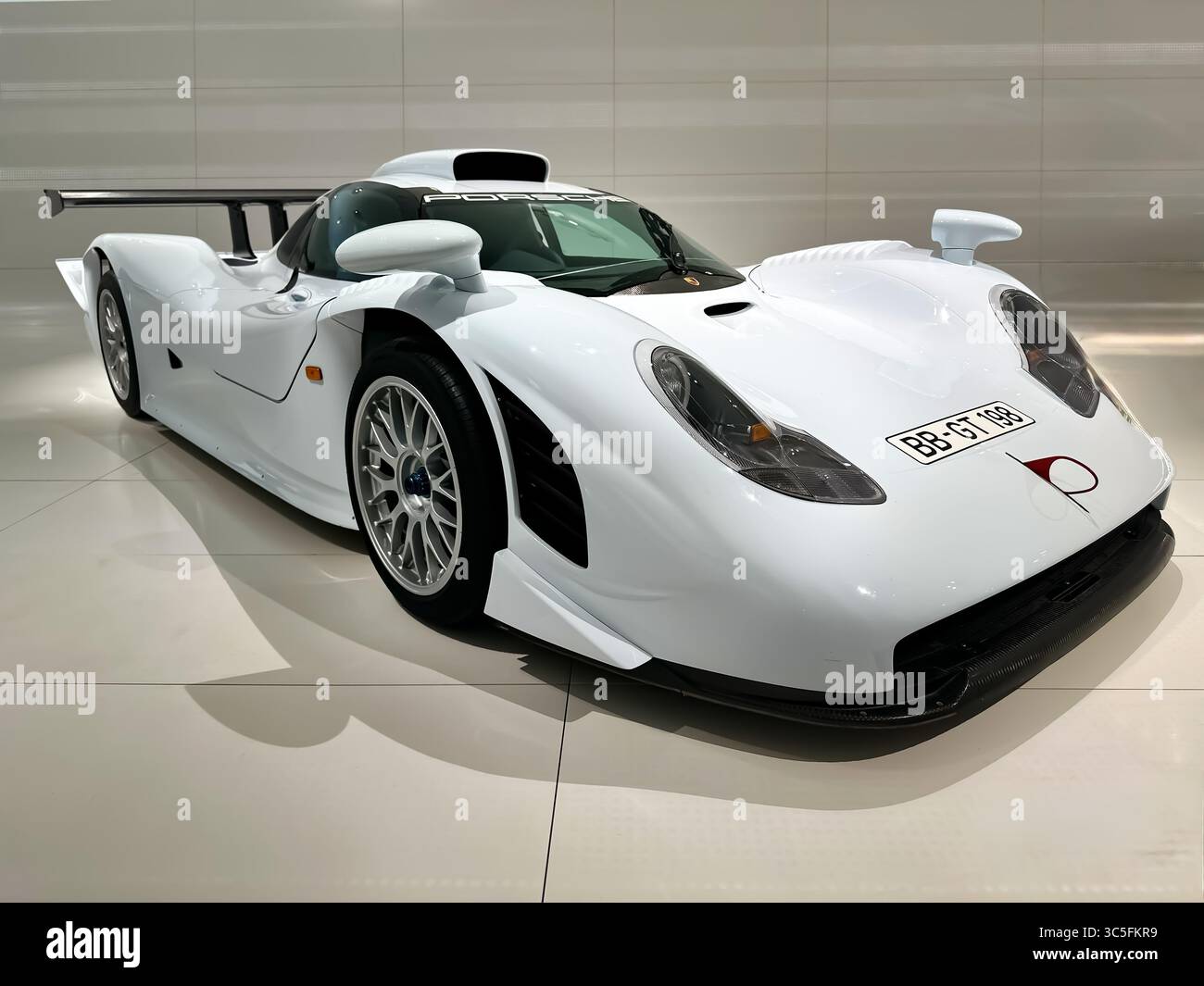 Die elegante weiße Porsche 911 GT1 Straßenversion präsentiert aerodynamisches Design und leistungsfähige Technik in elegantem urbanem Ambiente. Stockfoto