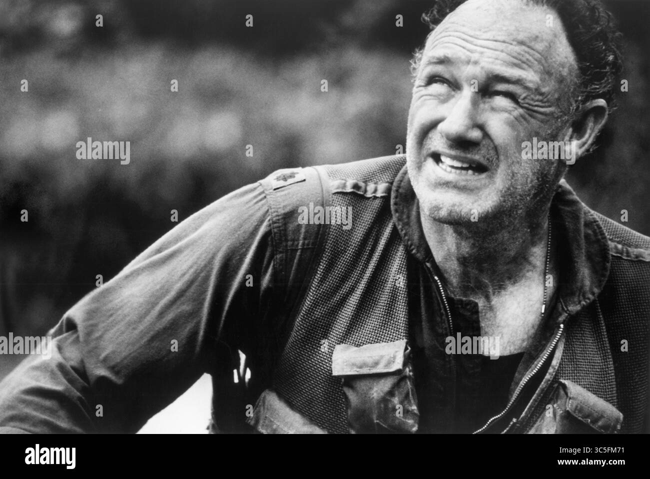 Lieutenant Colonel Hambleton (GEN HACKMAN) wird in den abnehmenden Tagen des Vietnamkriegs hinter feindlichen Linien abgeschossen. Seine einzige Verbindung zur Außenwelt ist die Funkübertragung mit Captain Bartholomew 'Bird-Dog' Clark (Danny Glover), einem Piloten, der ihm hilft, einen Fluchtplan zu entwickeln und seine Vernunft zu bewahren. Da Hambleton keine Überlebensfähigkeiten besitzt und nicht mit dem rauen Gelände in Vietnam vertraut ist, muss er um sein Leben kämpfen, als er Zeuge der schrecklichen Schrecken des Krieges ist. Regie: Peter Markle (Bild: © JT Vintage via ZUMA Press Wire) Stockfoto