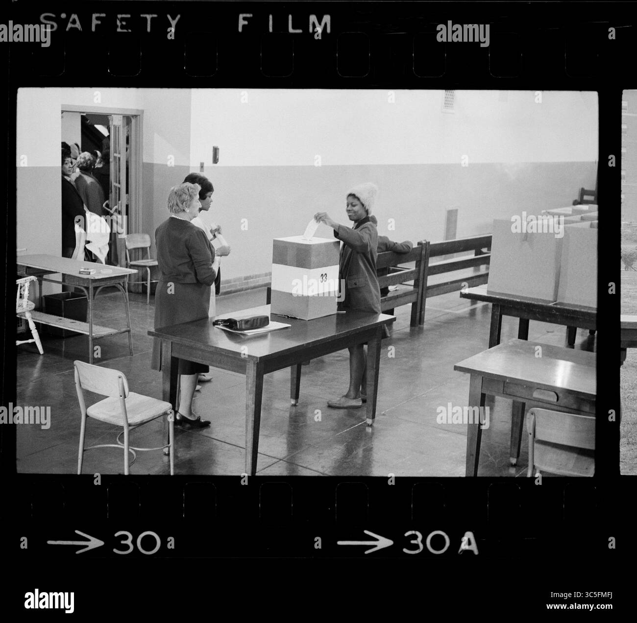 13. Dezember 2019, Washington, D.C., USA: Afroamerikanische Frau stimmte, Cardozo High School, Washington, D.C., USA, Foto von Marion S. Trikosko, 3. November 1964 (Foto: © JT Vintage/Glasshouse Via ZUMA Wire) Stockfoto