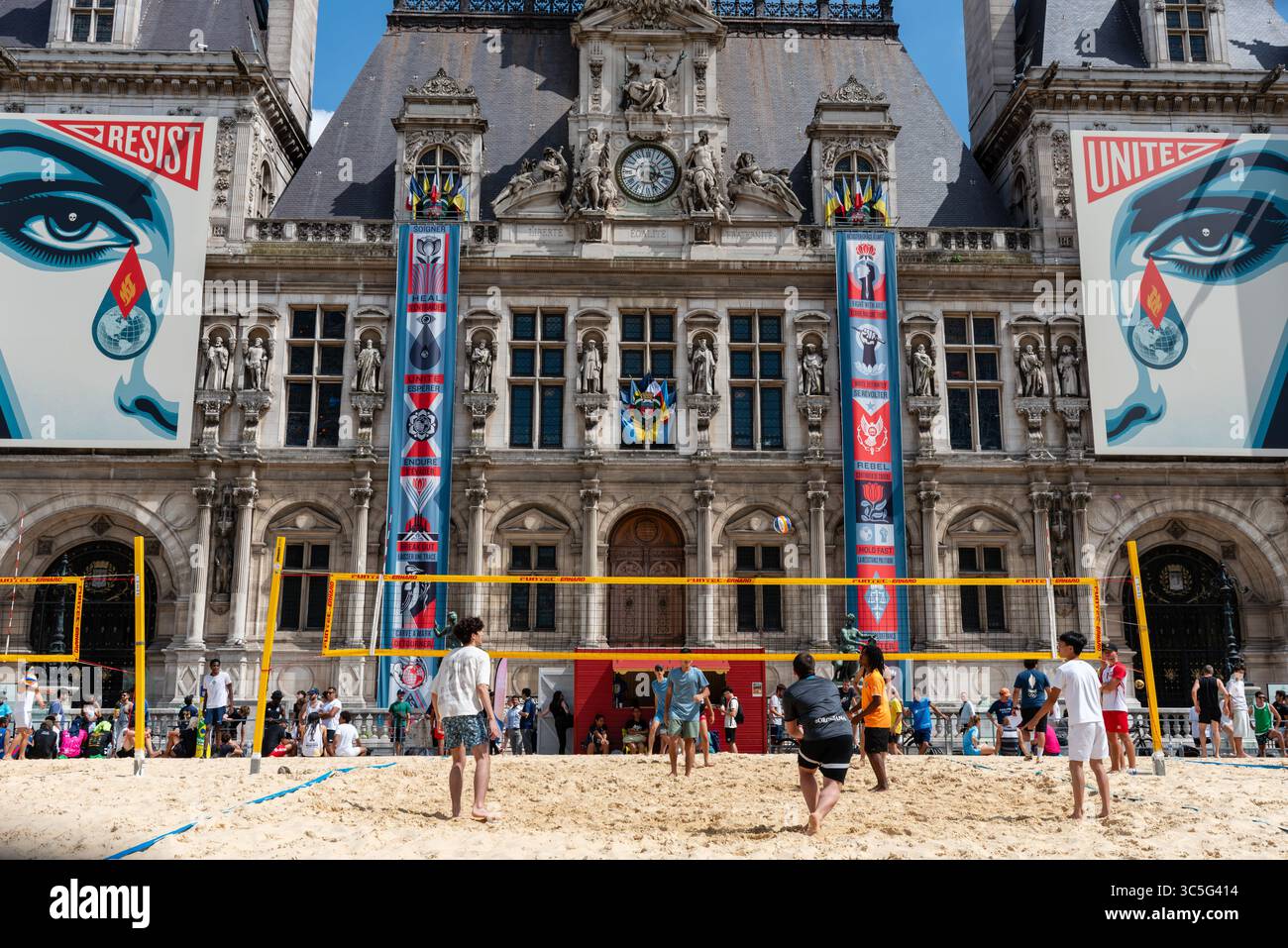 Volleyballspieler an einem künstlichen Strand vor dem Hôtel de ville (Rathaus) im 4. Arrondissement von Paris. Respektieren Sie die Erdtafeln Stockfoto