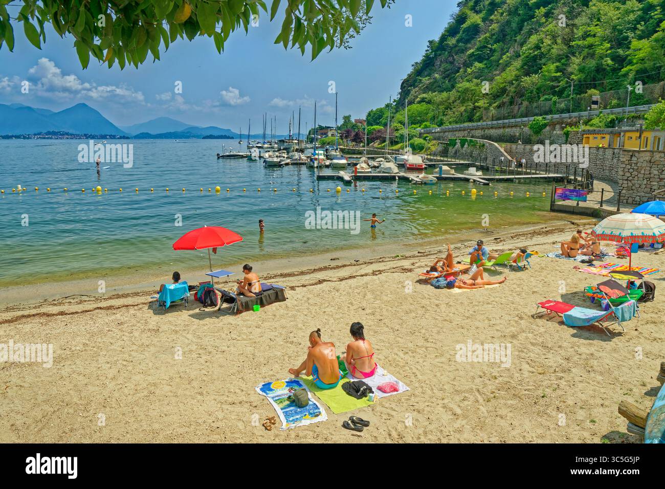 Strand in Feriolo am westlichen Ufer des Lago Maggiore in der Provinz Verbano-Cusio-Ossola, Region Piemont, Italien. Stockfoto